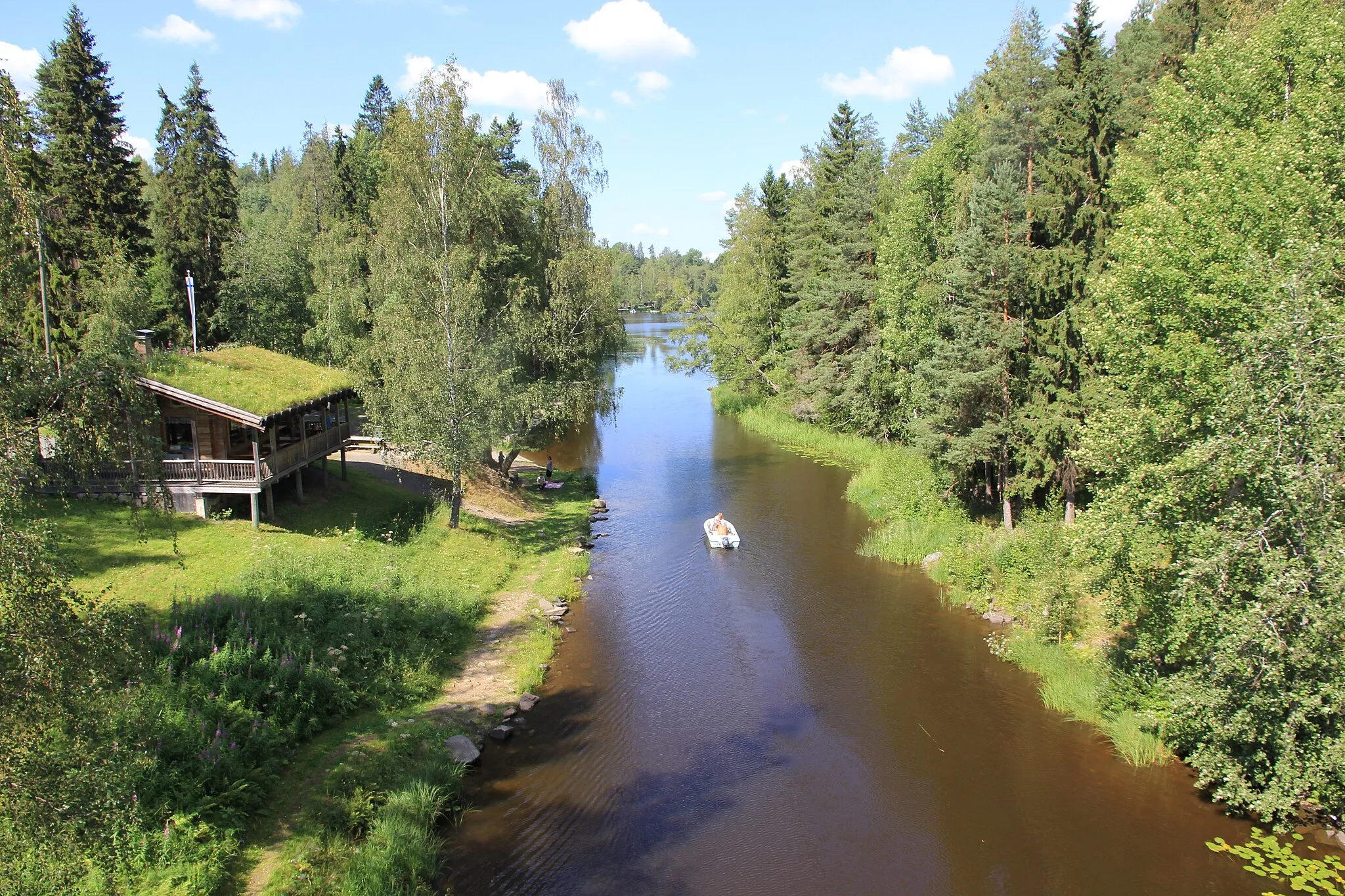 Photo showing: Otamusjoki river in Sastamala. Photographed from the bridge towards Tupurlanjärvi lake. Cafe Otamus on the left.