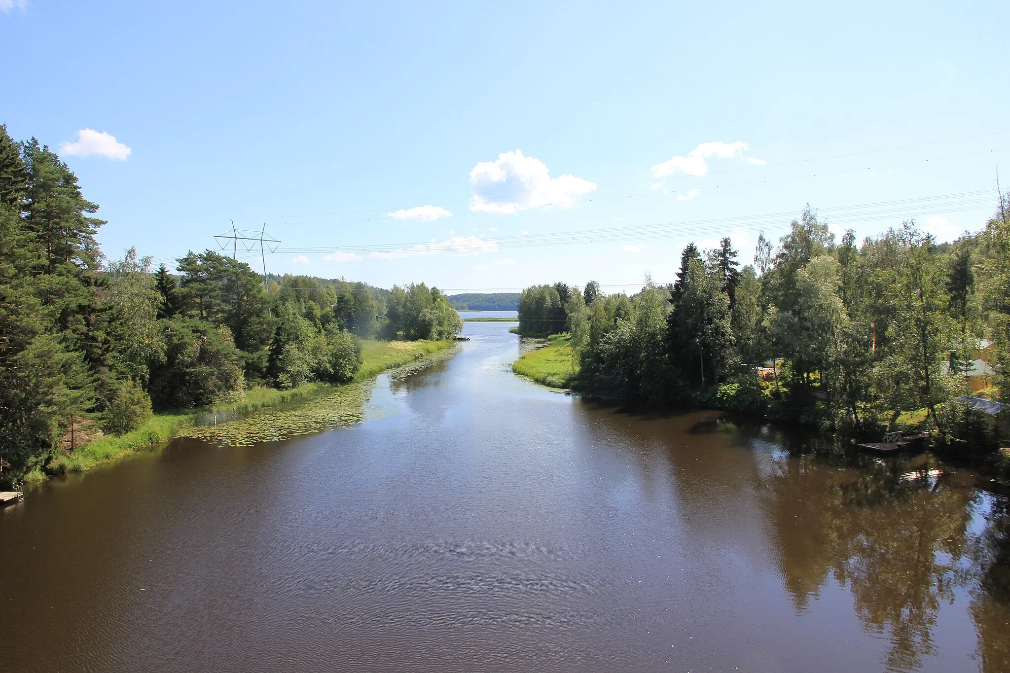 Photo showing: Otamusjoki river in Sastamala. Photographed from the bridge towards Piikkilänjärvi lake.