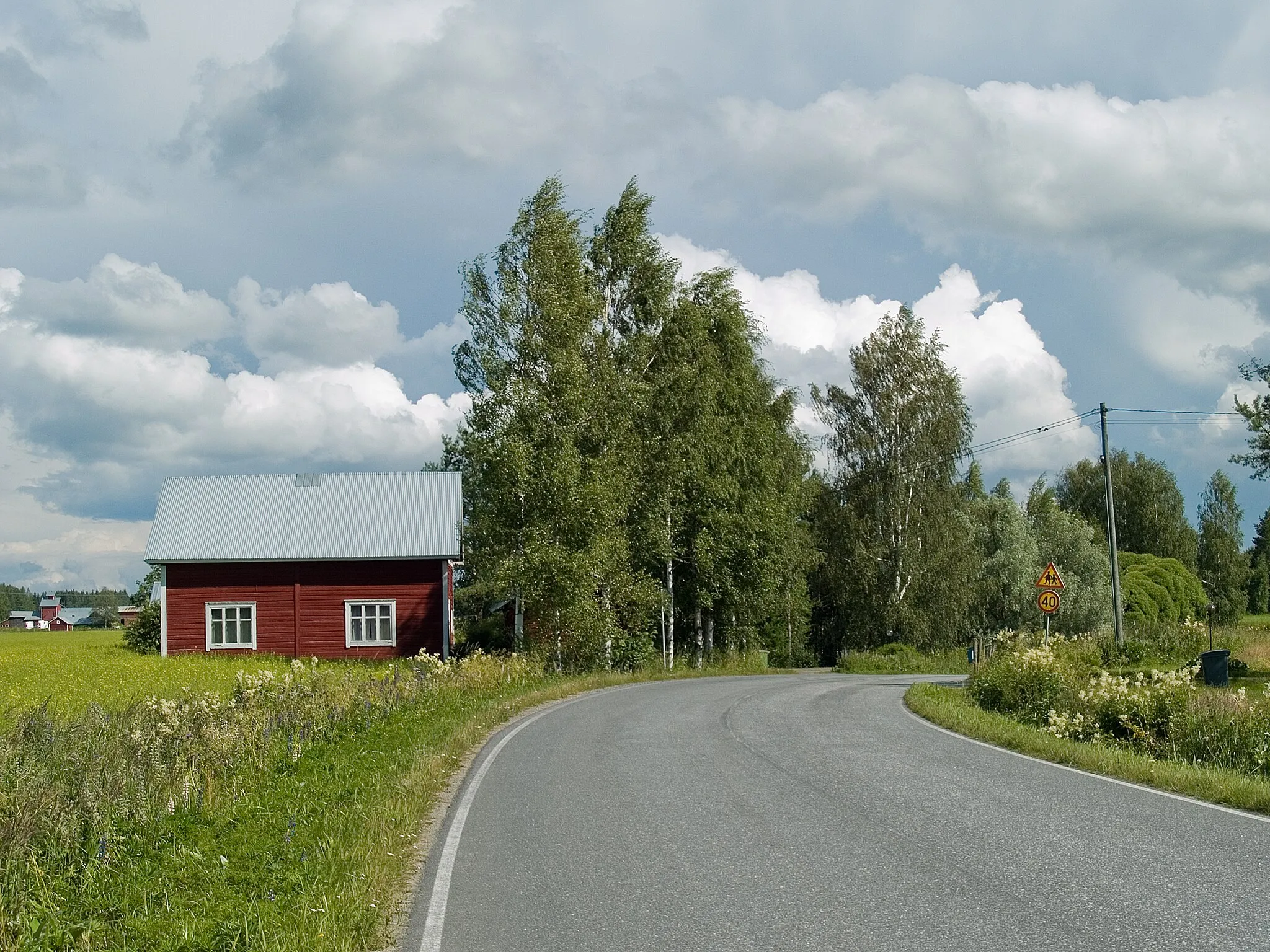 Photo showing: Bend in the road when approaching the Tuomikylä village from the centre of Ilmajoki, Finland.