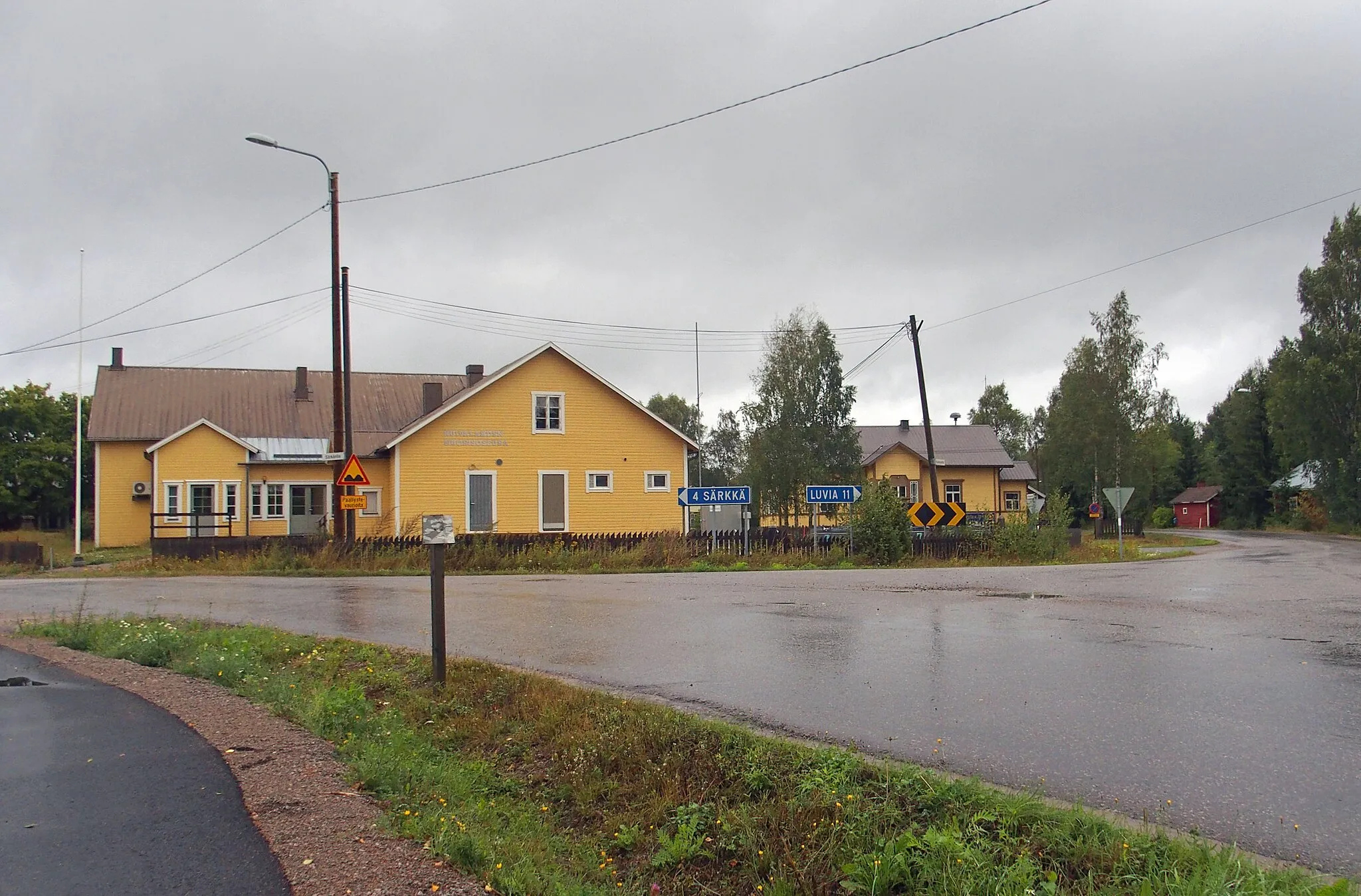 Photo showing: Intersection of Etukämpäntie (local road 12779), Luviantie (local road 12853) and Särkäntie (local road 12779) in the centre of Kuivalahti village in Eurajoki, Finland. A community centre (Finnish: nuorisoseurantalo) on the left.