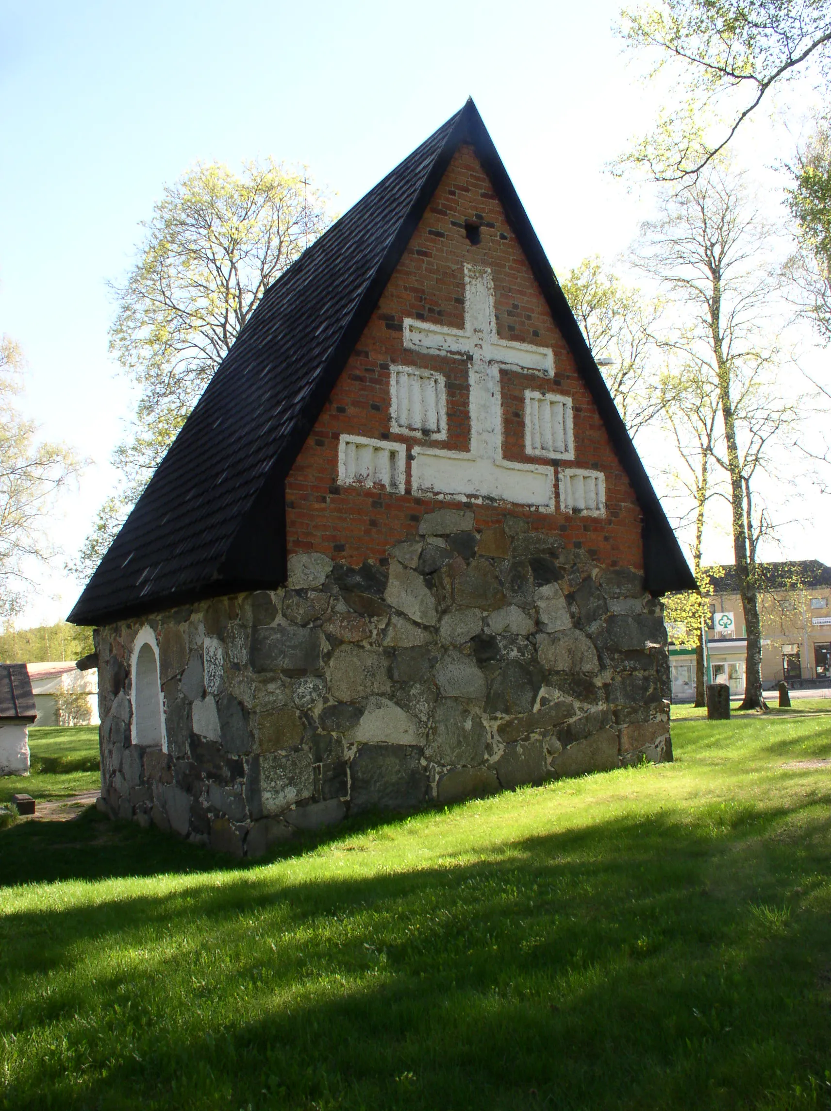 Photo showing: Akaa medieval stone sacristy in Akaa, Finland. The sacristy was part of a wooden church. It is supposed to be the first part of a planned stone church. The plan was never finished.