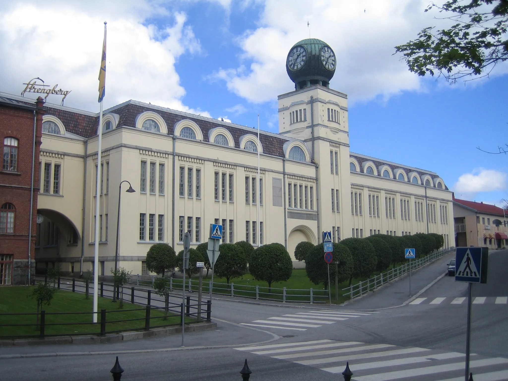 Photo showing: Strengberg's old tobacco factory in Jakobstad, Finland. The clock ball functions as the symbol of the city of Jakobstad.