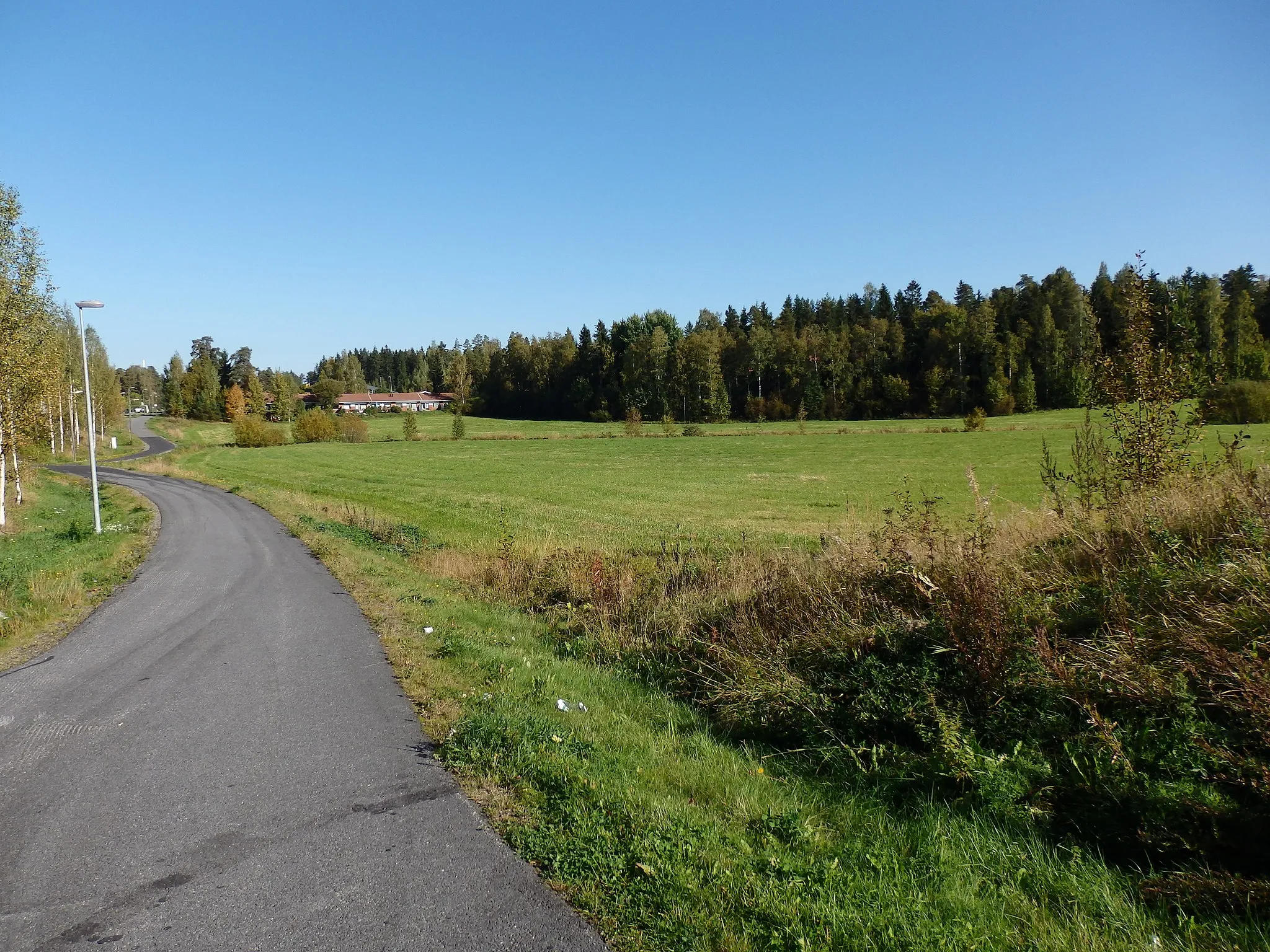 Photo showing: Pirkkala / Takamaa village. View to houses and field from road.