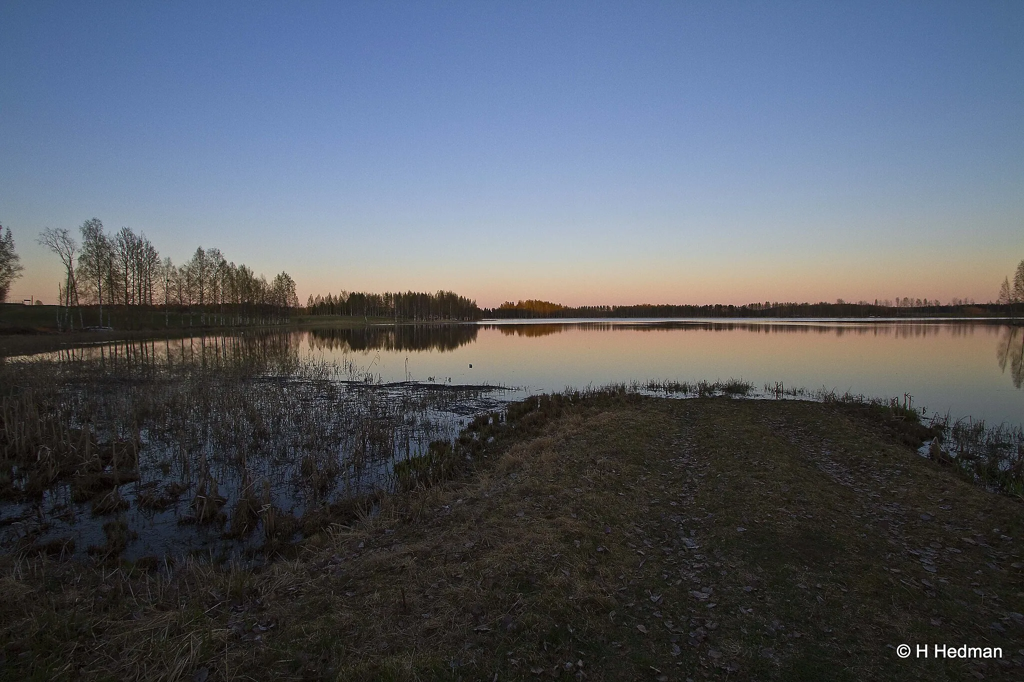 Photo showing: HEINIJÄRVI KEVÄT ILTANA