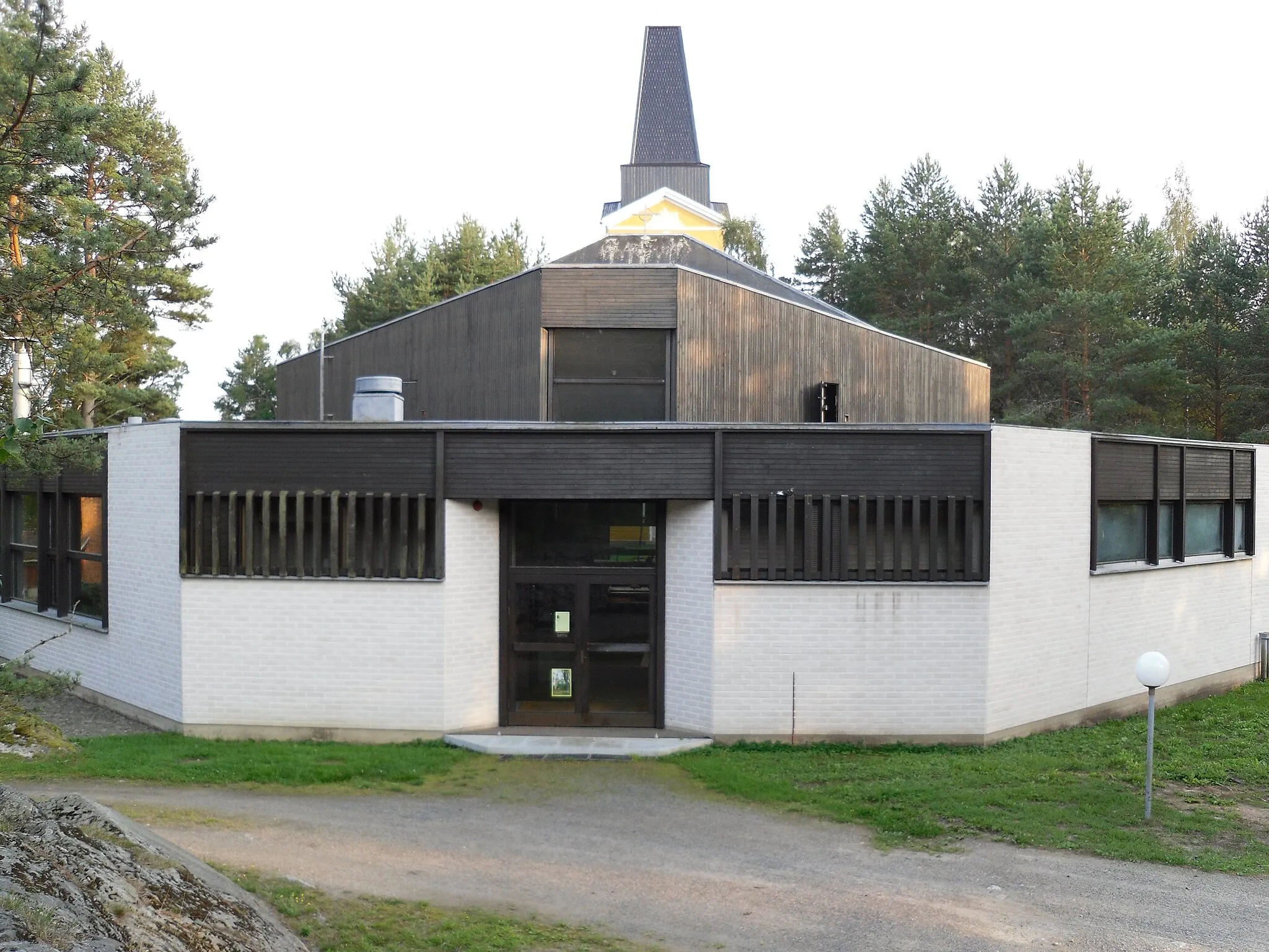 Photo showing: Sideby Church in Kristinestad, Finland. Completed in 1972. Architect: Erik Kråkström.