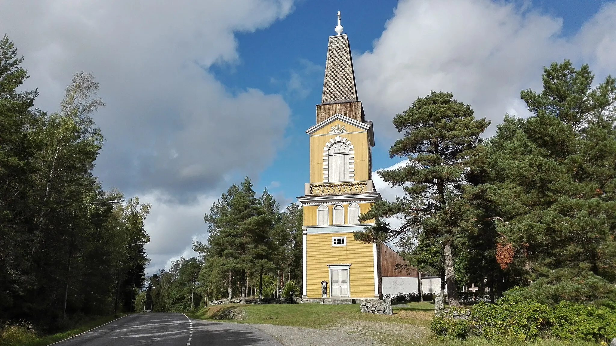 Photo showing: I kyrkbyn i Sideby finns det gamla kommuncentret, med kyrka och klockstapel, prästgård (såld av församlingen), före detta kommunhus från den tid Sideby socken var en egen kommun.