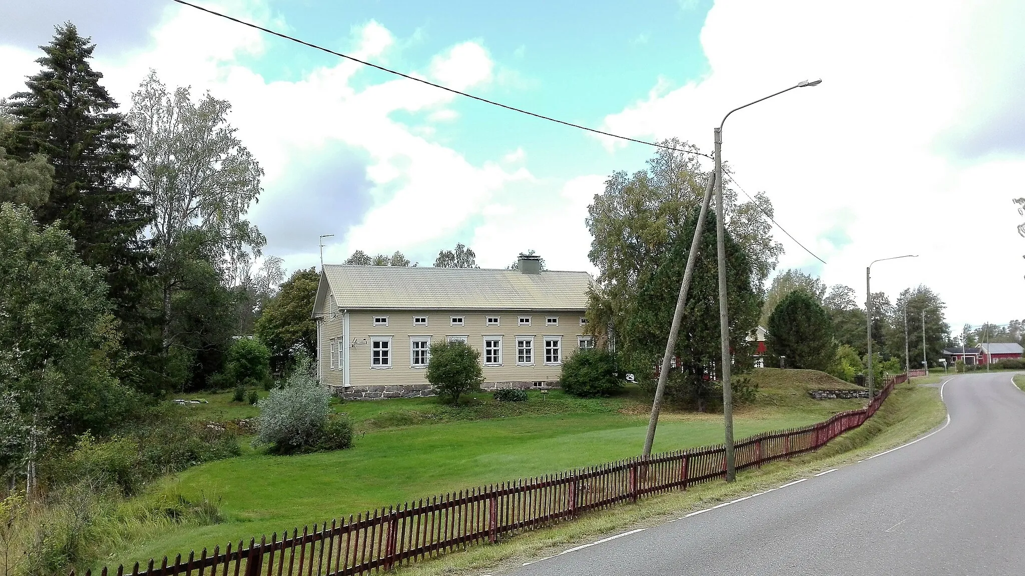 Photo showing: I kyrkbyn i Sideby finns det gamla kommuncentret, med kyrka och klockstapel, prästgård (såld av församlingen), före detta kommunhus från den tid Sideby socken var en egen kommun.