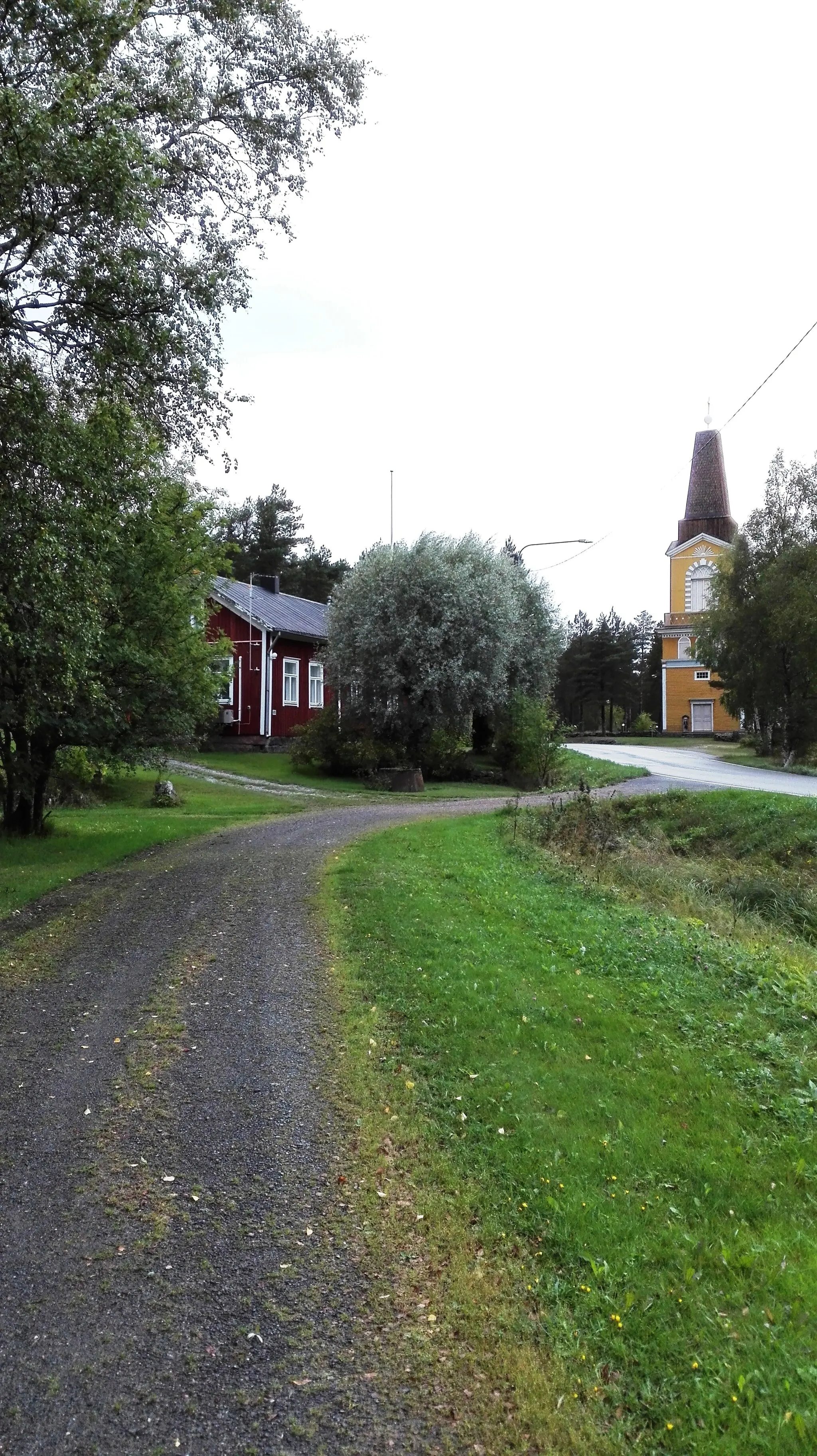 Photo showing: I kyrkbyn i Sideby finns det gamla kommuncentret, med kyrka och klockstapel, prästgård (såld av församlingen), före detta kommunhus från den tid Sideby socken var en egen kommun.
