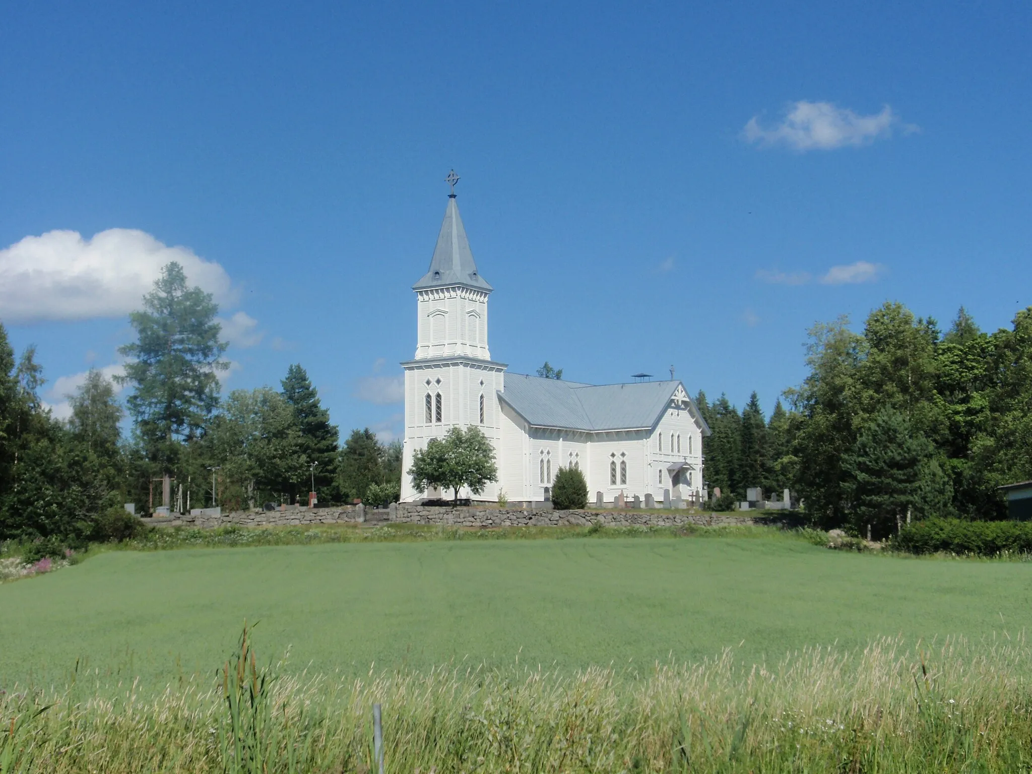 Photo showing: Kauvatsa Church in Kokemäki, Finland. Picture taken from west side of the church.
