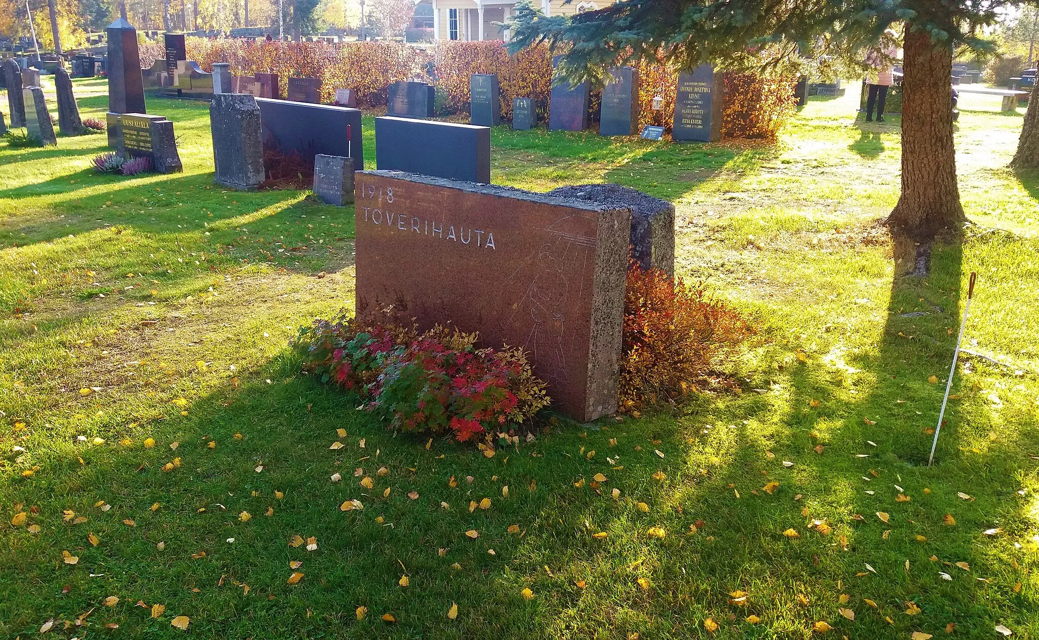 Photo showing: 1918 Finnish Civil War Red memorial in the Kullaa cemetery, Ulvila, Finland. Number of the buried is unknown. The memorial was erected in 1945.