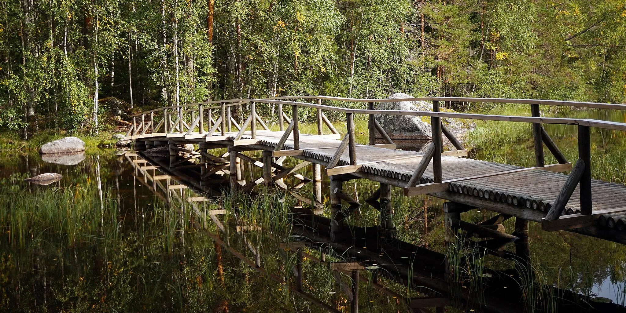 Photo showing: A bridge over the lake Kurkijärvi in Isojärvi National Park, Finland.