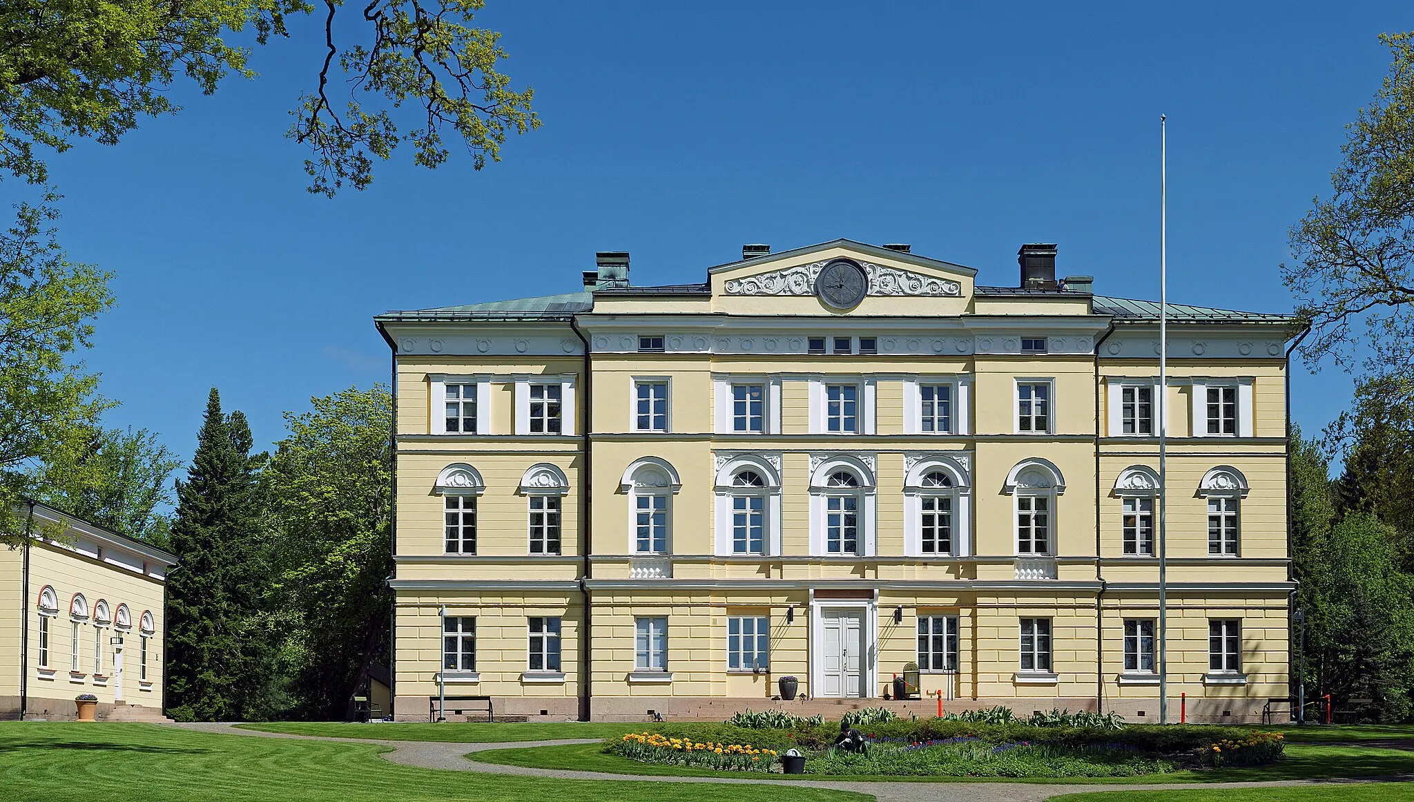 Photo showing: Vuojoki Manor at Eurajoki, Finland, photographed from the South. The manor, designed by Carl Ludvig Engel, is a cultural center and the headquarters of the Finnish nuclear waste repository corporation Posiva.