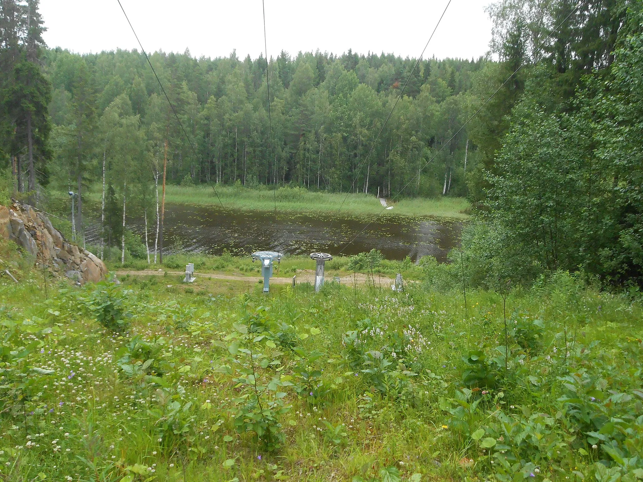 Photo showing: Sappeen hiihtokeskuksen hissejä kesällä 2016.