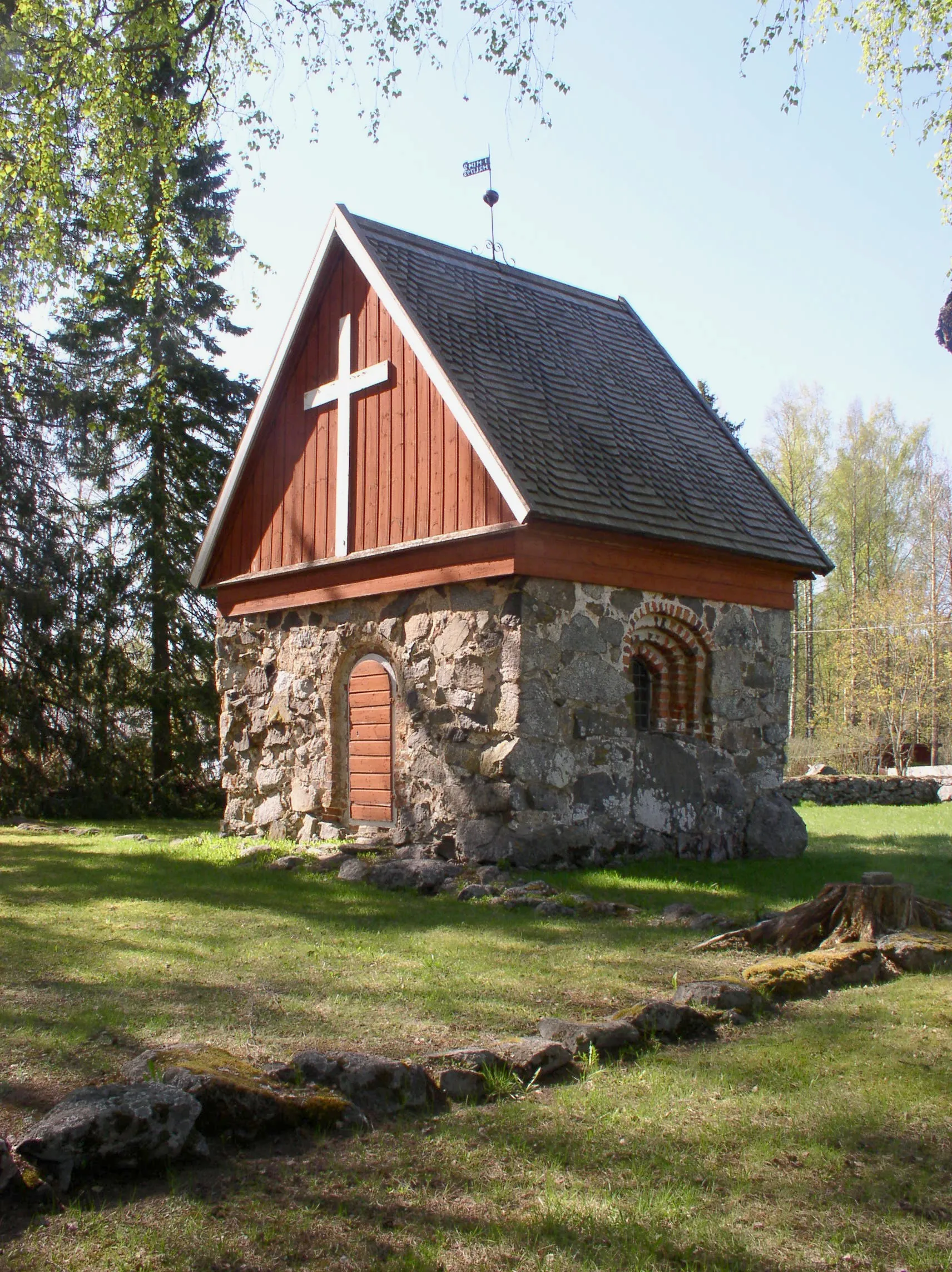 Photo showing: Urjala medieval stone sacristy in Urjala, Finland. The sacristy was part of a wooden church till 1806. It is supposed to be the first part of a planned stone church. The plan was never finished.