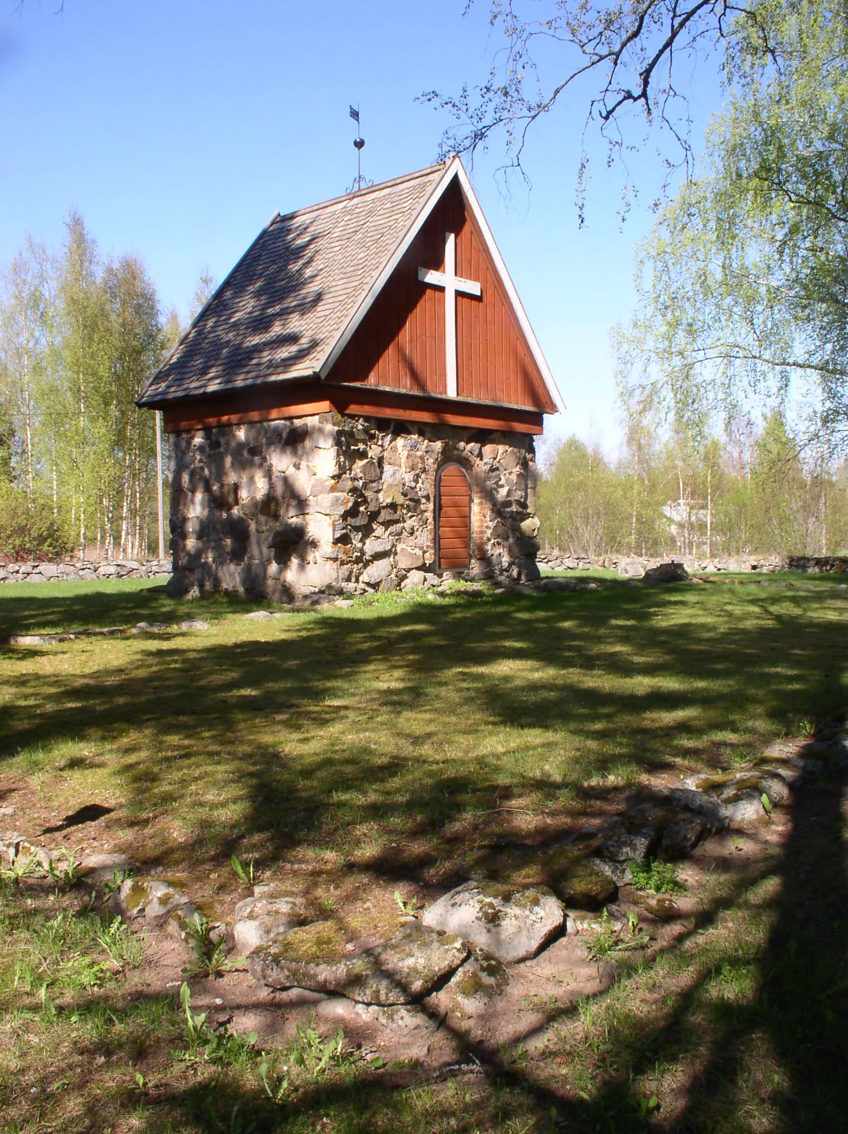 Photo showing: Urjala medieval stone sacristy in Urjala, Finland. The sacristy was part of a wooden church till 1806. It is supposed to be the first part of a planned stone church. The plan was never finished.
