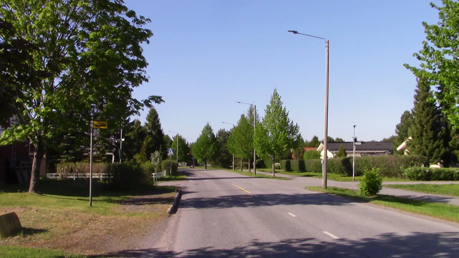 Photo showing: Harmaalinnantie road at Harmaalinna district in Pori, Finland. The picture's taken from near Kärrytie road crossing.