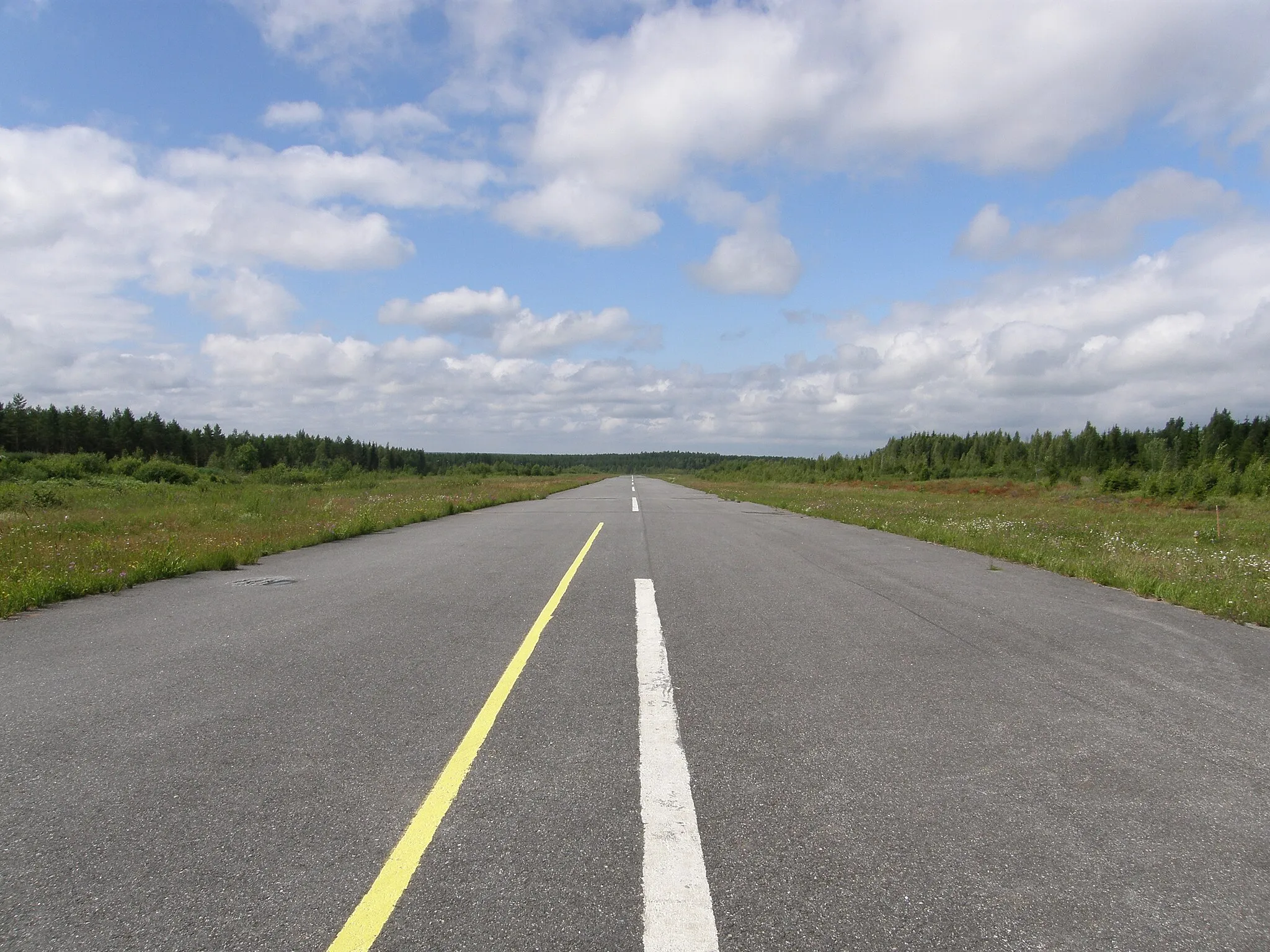 Photo showing: Runway 11/29 of Eura Airfield (EFEU), in Eura, Finland, seen towards west from the taxiway crossing