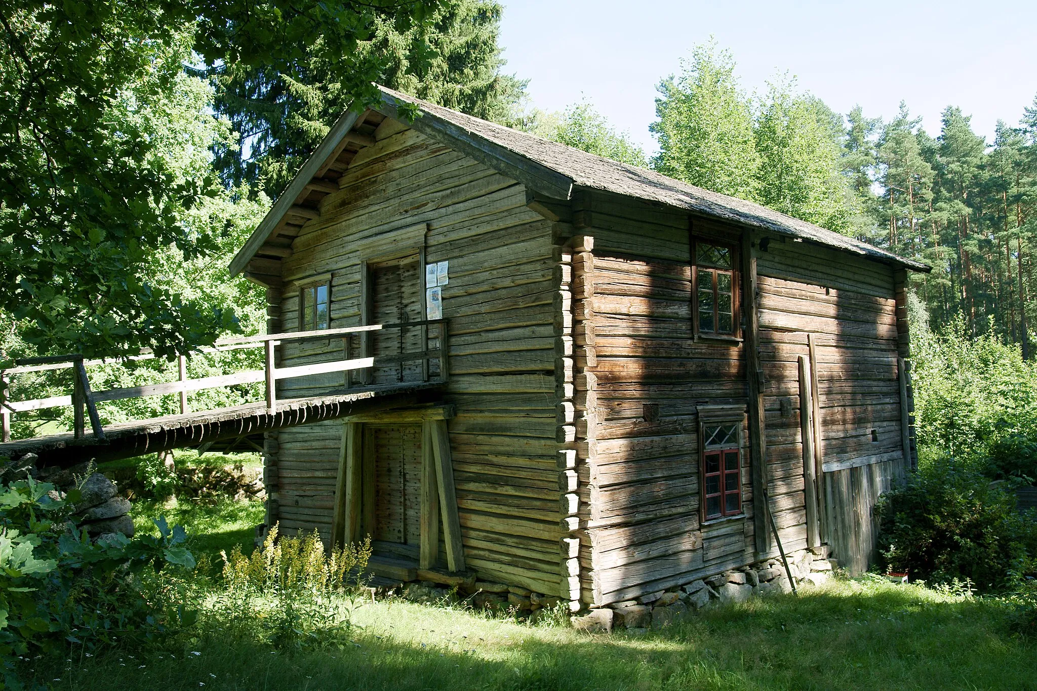 Photo showing: Kuninkaanlähteen vanha vesimylly. Kankaanpään kyläyhdistys on peruskorjannut myllyn vuonna 1990 ja sen vesi johdetaan nykyään Köyliön kalanviljelylaitoksen tarpeisiin. Aikaisemmin yhteydessä on myös toiminut pärehöylä.