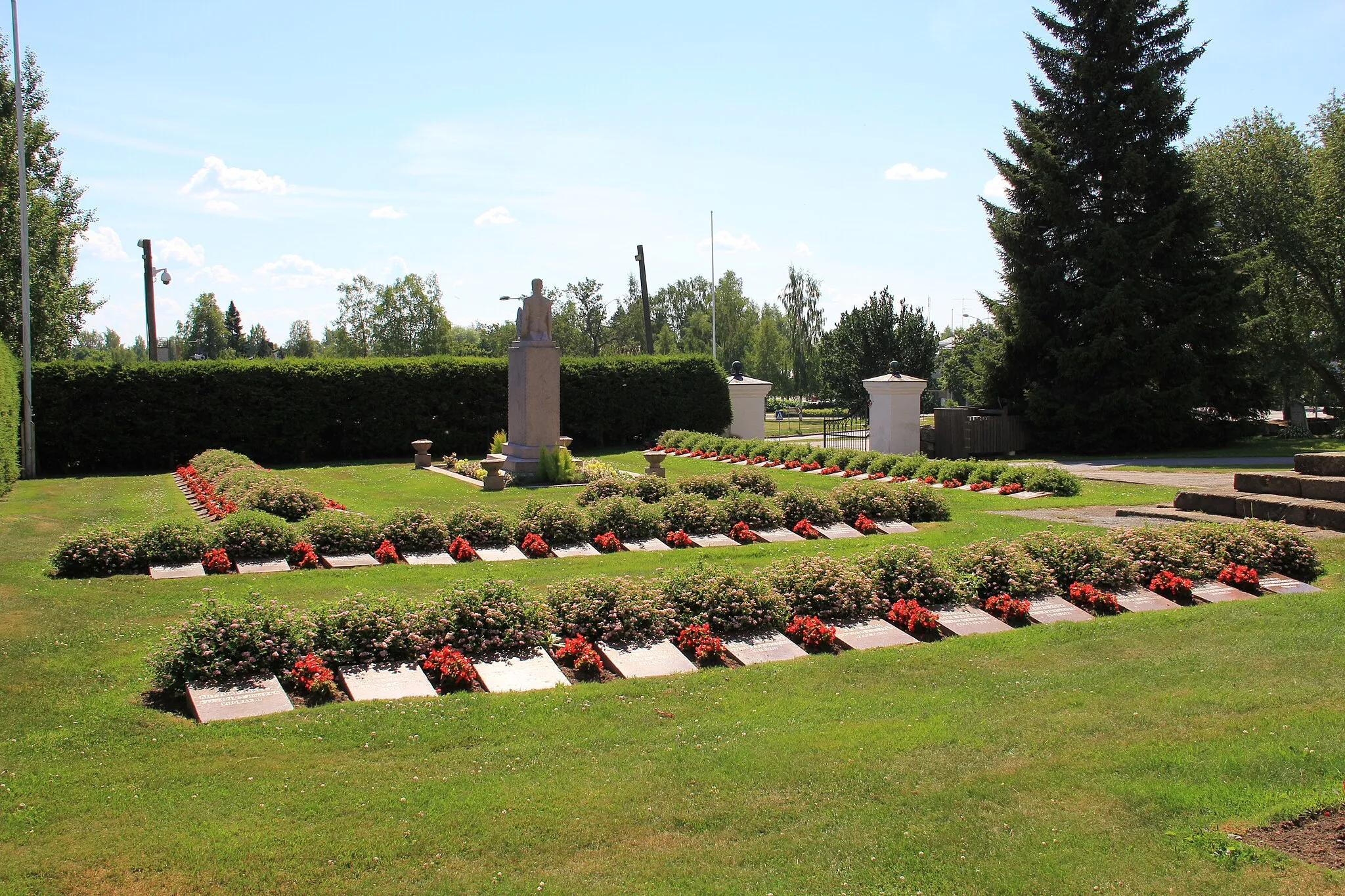 Photo showing: Vähäkyrö military graves, Vähäkyrö churchyard, Vaasa, Finland. - Military graves of 1918, 1939-1940 and 1941-1945. Statue by Ilmari Wirkkala, unveiled 1922.