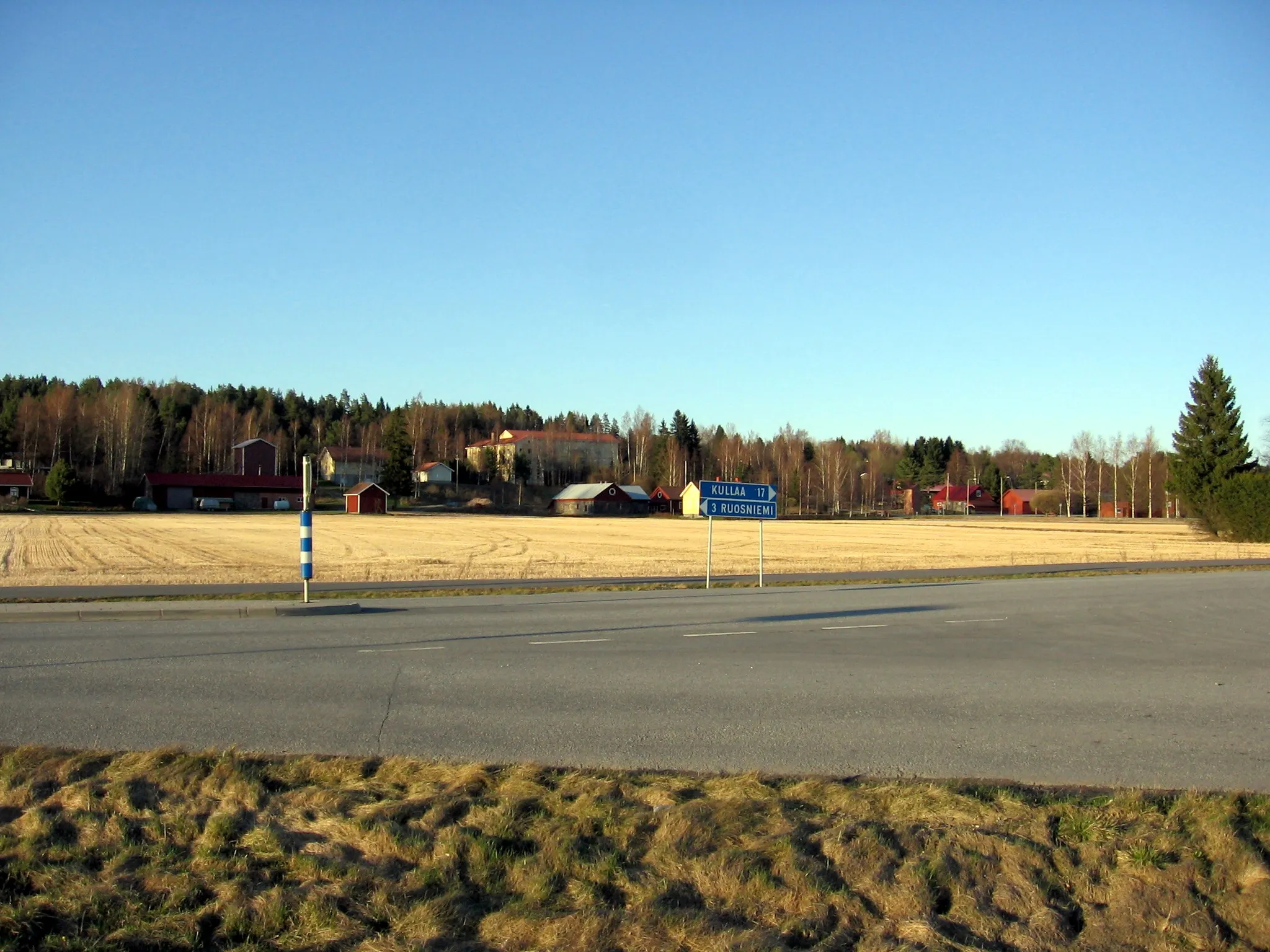 Photo showing: Intersection of the connecting roads 2550 (Harjunpääntie/Kullaantie) and 2553 (Suosmerentie) in Harjunpää, Ulvila, Finland. Harjunpää School in the background.