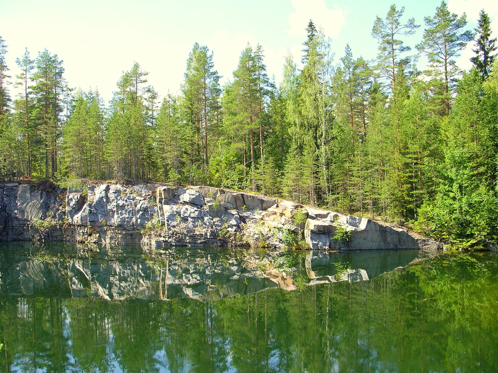 Photo showing: Murska quarry
Murska is a granite quarry filled with water due to a fountain. Murska was used earlier as an official swimming place, but nowadays it does not have an official status.
Still some local people use it for swimming. Some common fish species can be seen in Murska too.

Photograph: Samsung S850, Olli-Jukka Paloneva, paloneva@phnet.fi, N 62°23.018', E 022°47.504'