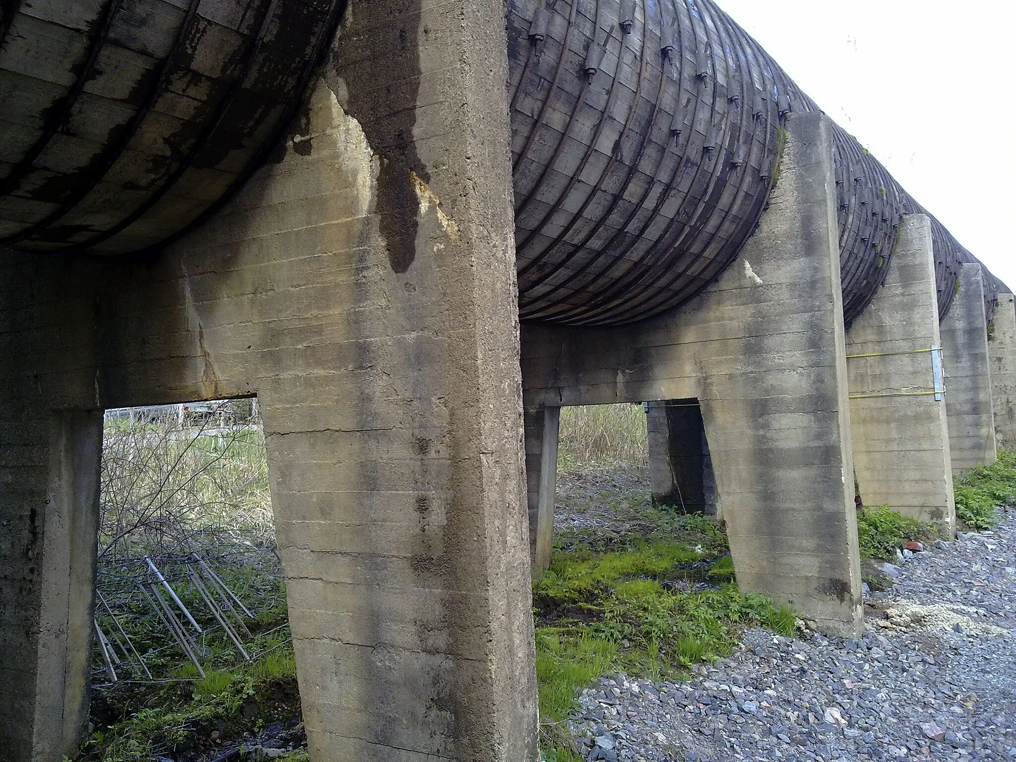 Photo showing: Lankosken vesivoimalaan vievä putki, jossa vesi virtaa.