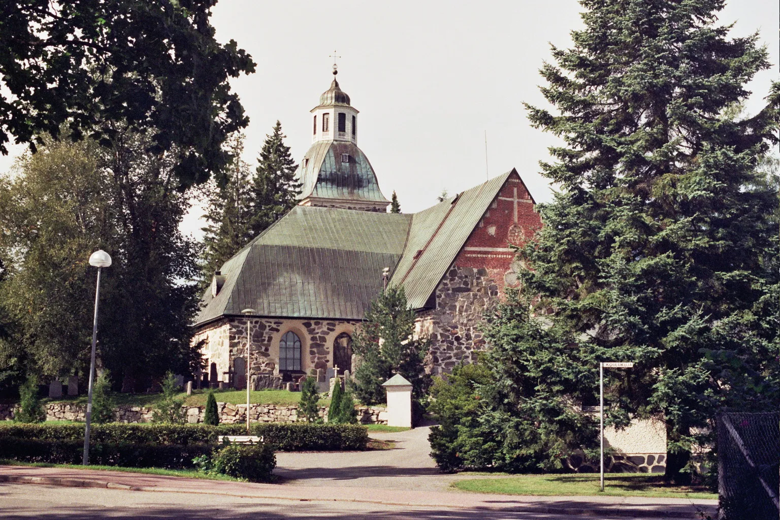 Photo showing: The church in Lauttakylä, Huittinen, Finland. The oldest part of the building was probably built in around 1495.