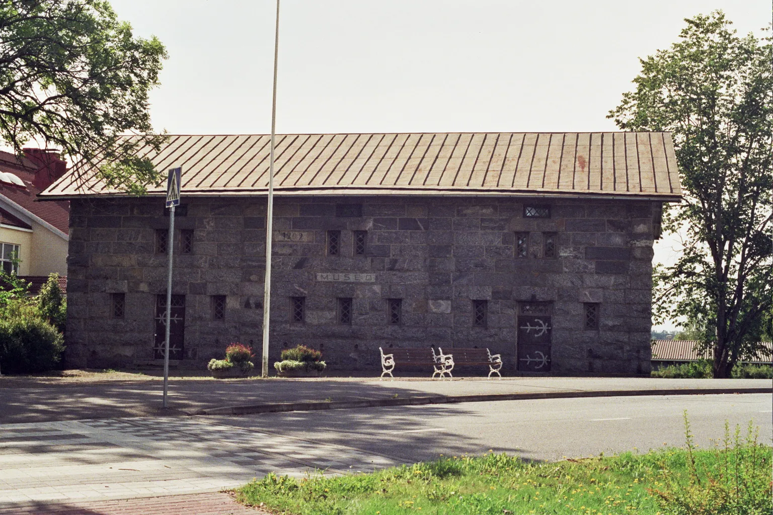 Photo showing: The museum of Huittinen, Finland. It contains, among others, a section dedicated to Risto Ryti, one of the presidents of Finland, born in Huittinen, 1889. The stone building has been constructed in the early 1900s.