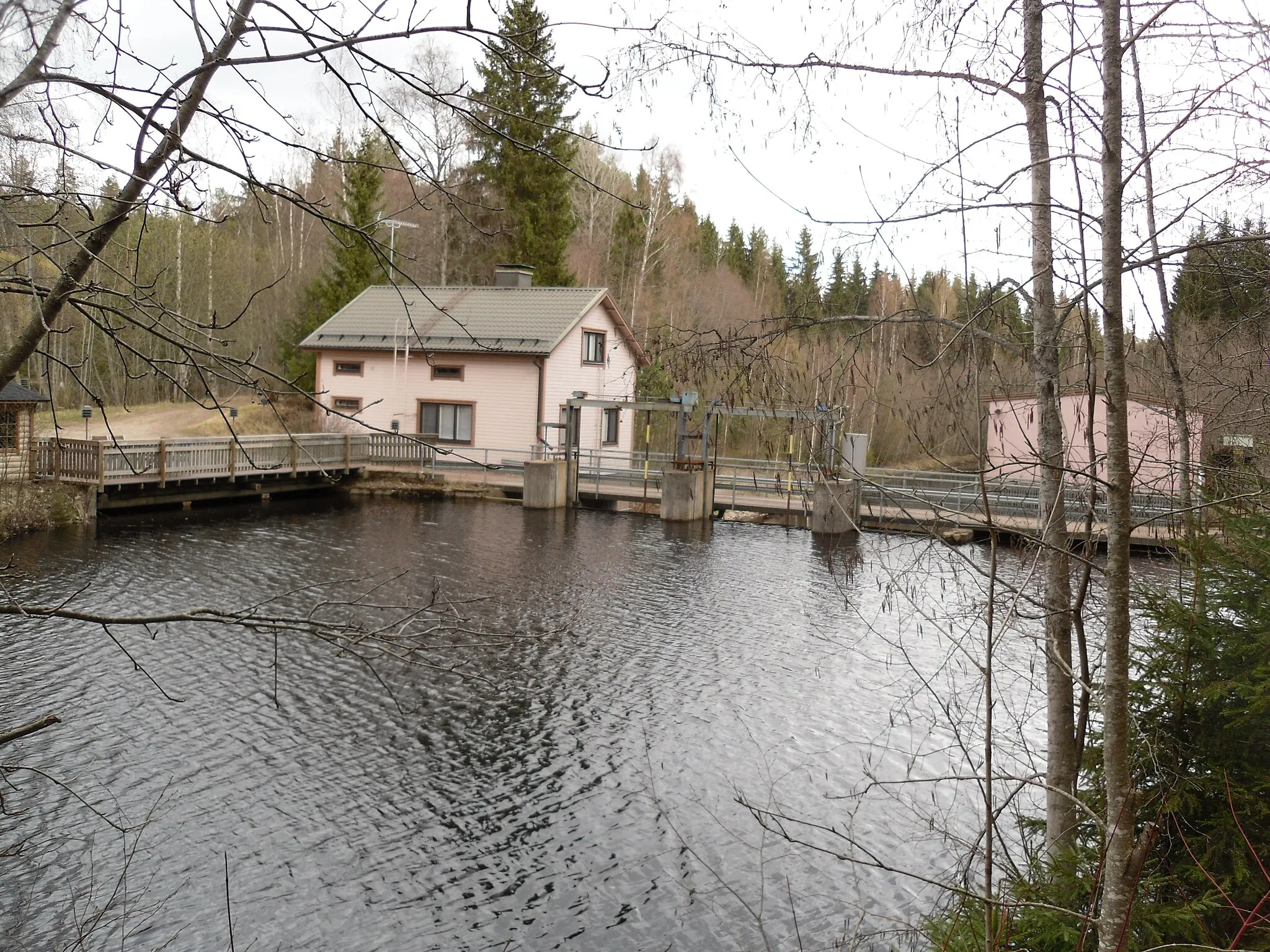 Photo showing: Kukkurakosken vesivoimalaitos padon yläpuolelta nähtynä