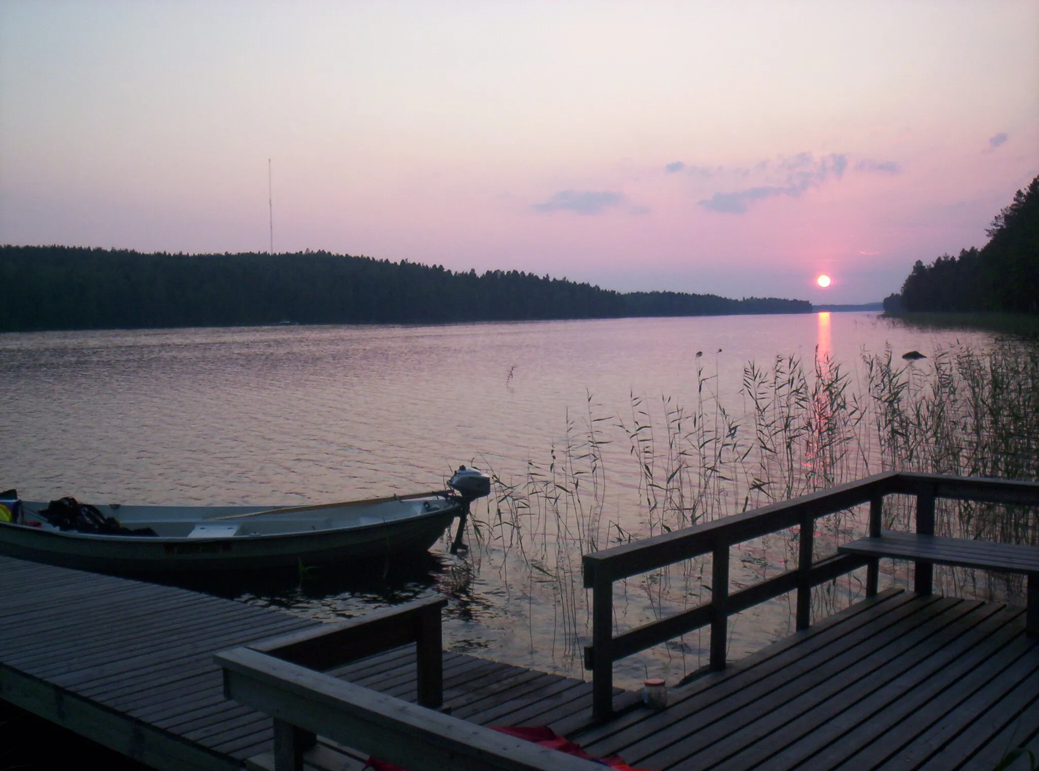 Photo showing: A sunset at the lake Keitele. The picture has been taken from Kuusisaari island in Sumiainen (now part of Äänekoski), Finland.