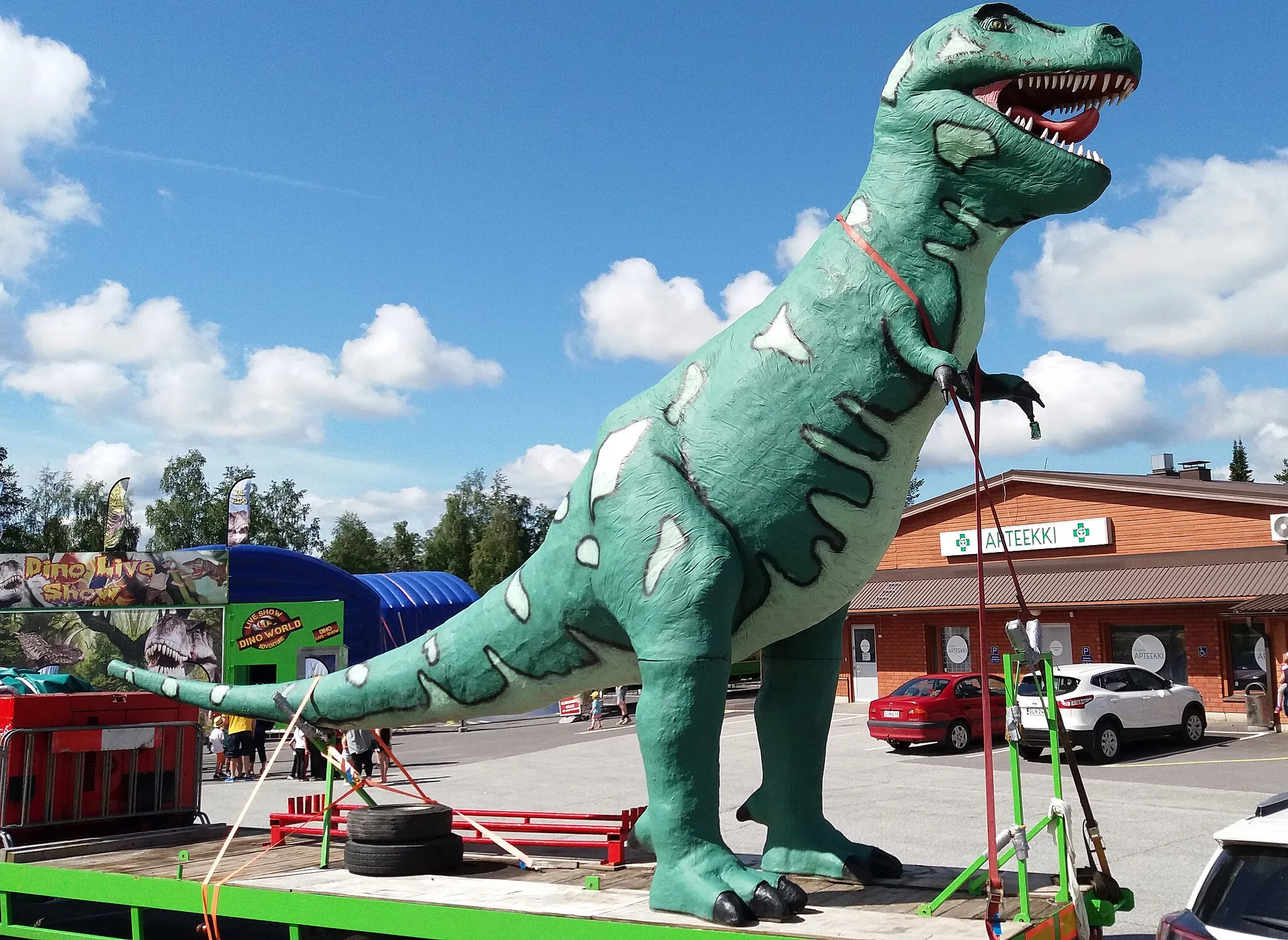 Photo showing: An artificial dinosaur in Tuuri. Töysä, Finland.