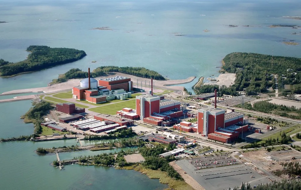 Photo showing: Olkiluoto Nuclear Power Plant in Eurajoki, Finland. Unit III, the new European Pressurized Reactor is computer manipulated. It is due to be in commission in 2011.