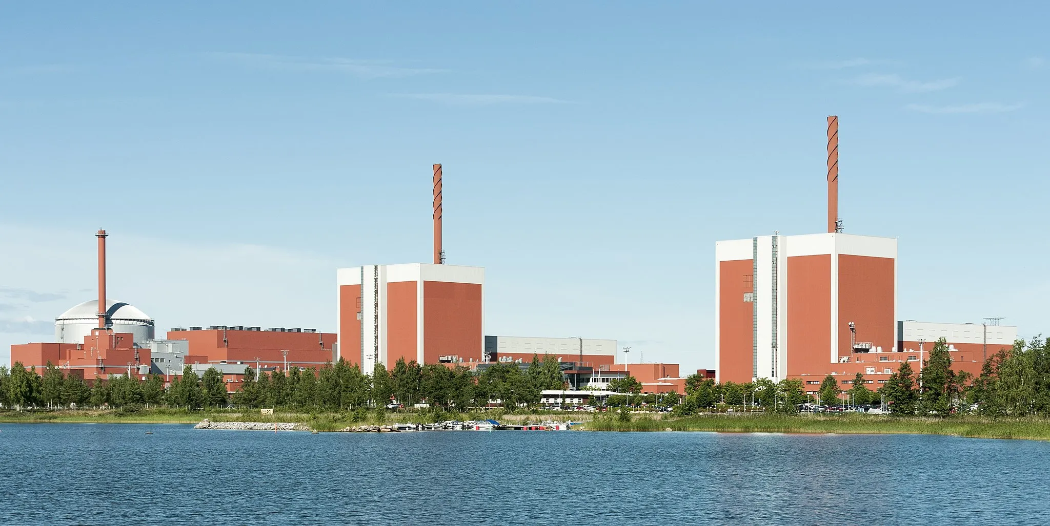 Photo showing: The three reactors of Olkiluoto Nuclear Power Plant in Eurajoki, Finland.