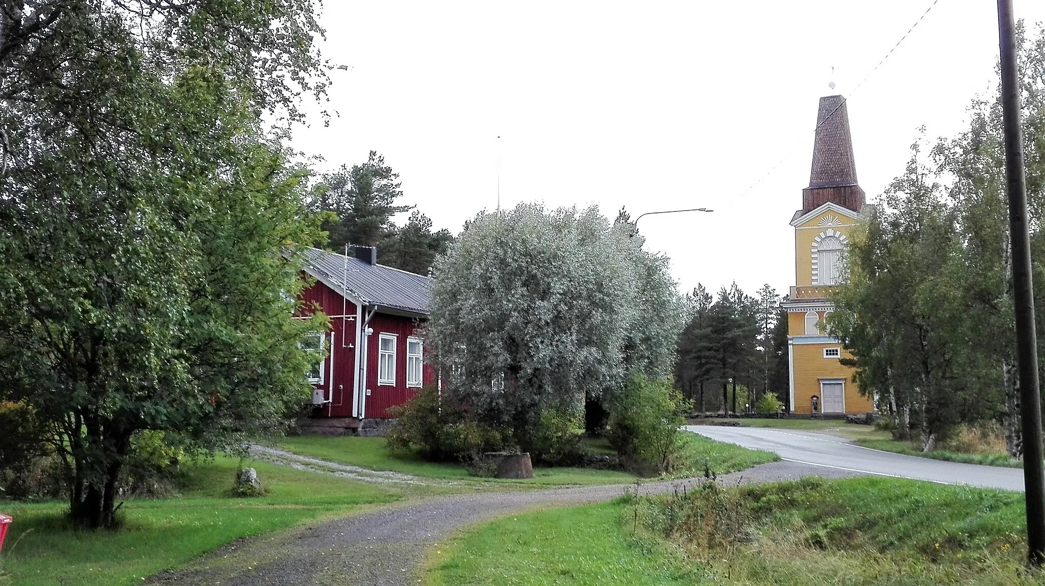 Photo showing: I kyrkbyn i Sideby finns det gamla kommuncentret, med kyrka och klockstapel, prästgård (såld av församlingen), före detta kommunhus från den tid Sideby socken var en egen kommun.