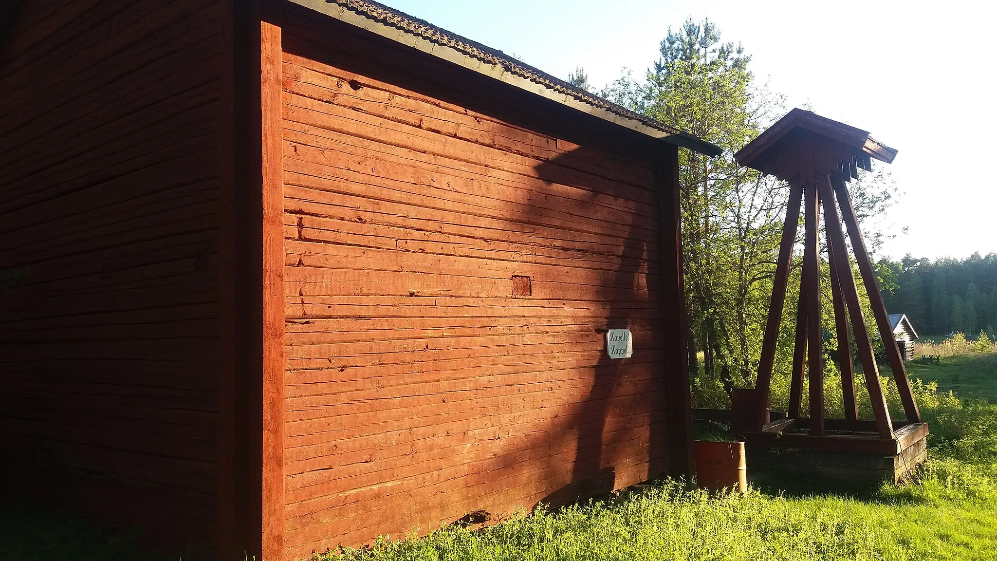 Photo showing: Kustkapellet på Kilens hembygdsgård i Sideby symboliserar de skärgårdskapell som fanns längs kusten under 1600- och 1700-talen. Byggnaden är ursprungligen ett spannmålsmagasin från Lappfjärd.