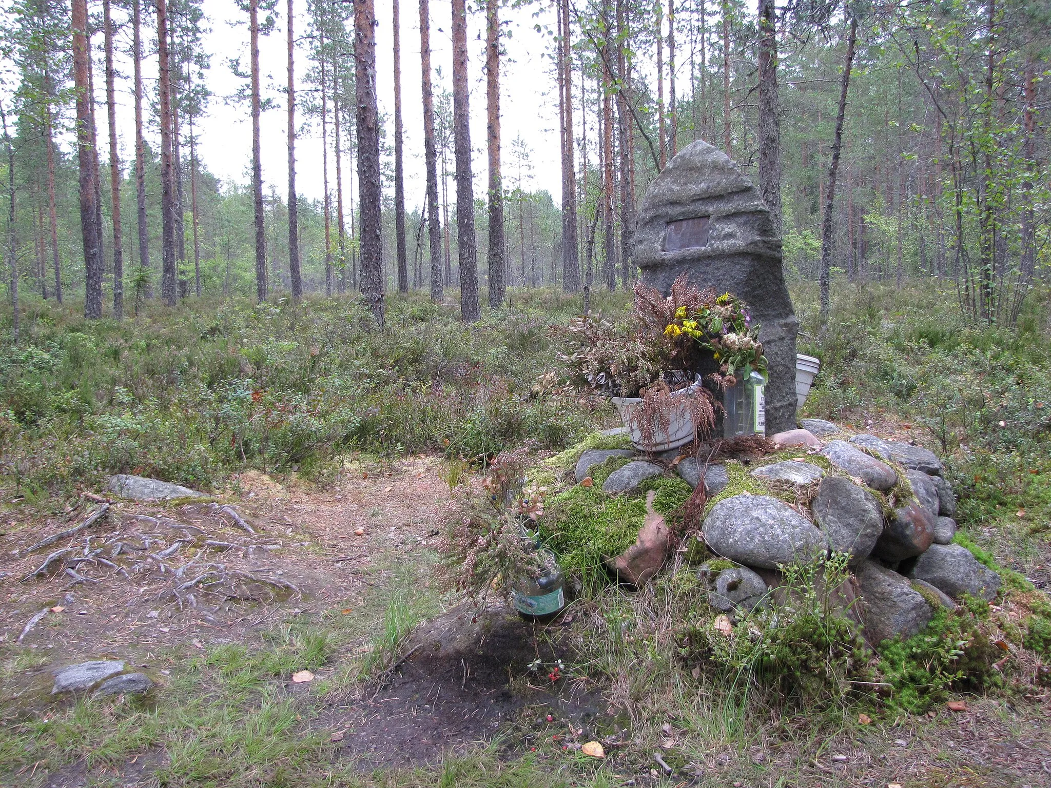 Photo showing: Monument in a bog in Isojoki where murdered Finnish girl Kyllikki Saari was found on October 1953.