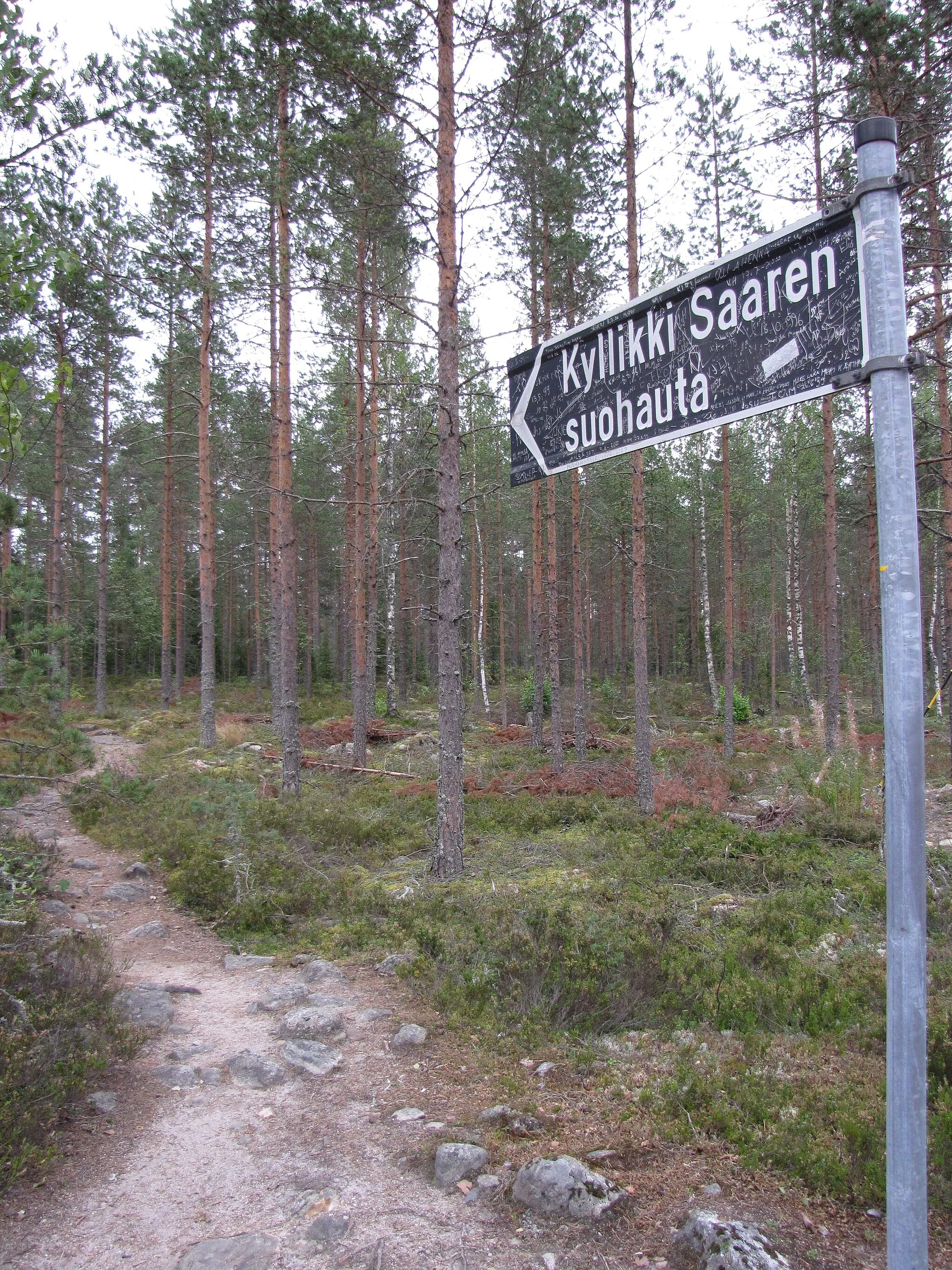 Photo showing: Road sign to the monument where murdered Finnish girl Kyllikki Saari found on October 1953. The monument located in Isojoki, Finland.