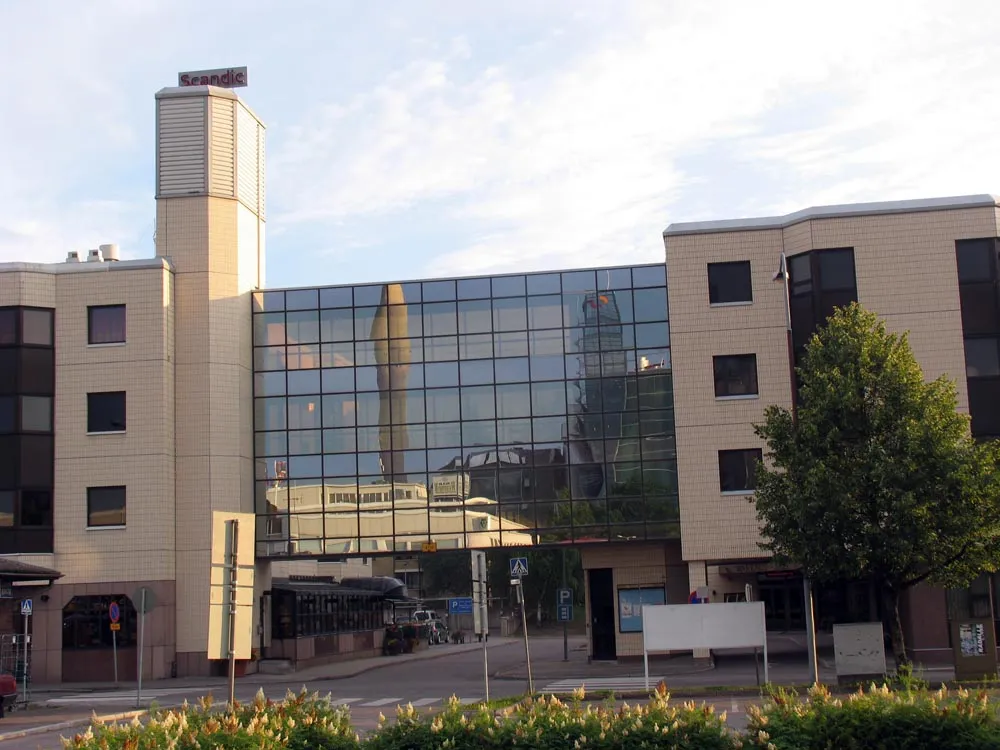 Photo showing: Hotel Oscar, Varkaus-hall and silhuette of Varkaus pulp factories