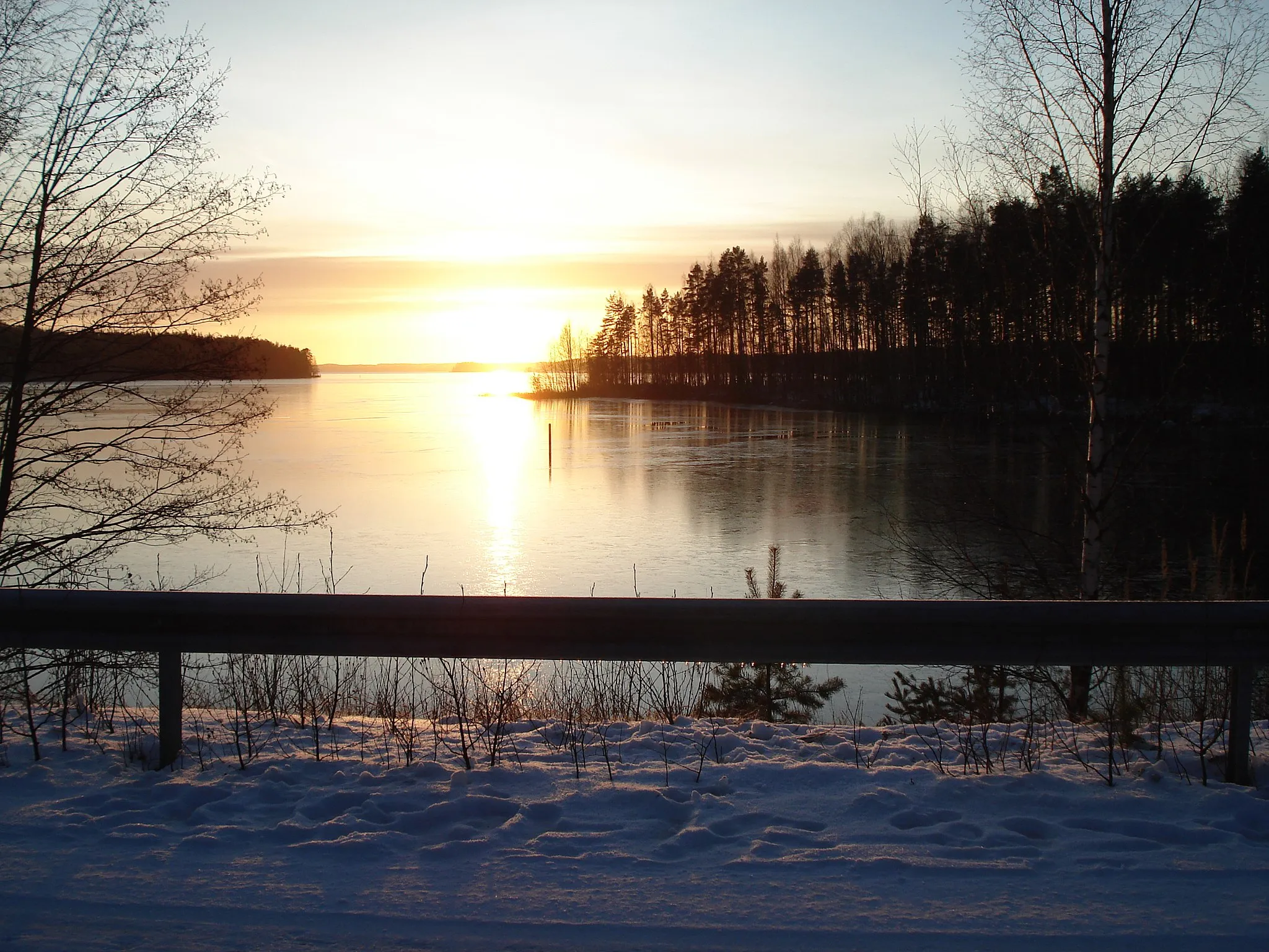 Photo showing: Hillosensalmi is a strait connecting the lakes Vuohijärvi and Repovesi in Kouvola, Finland