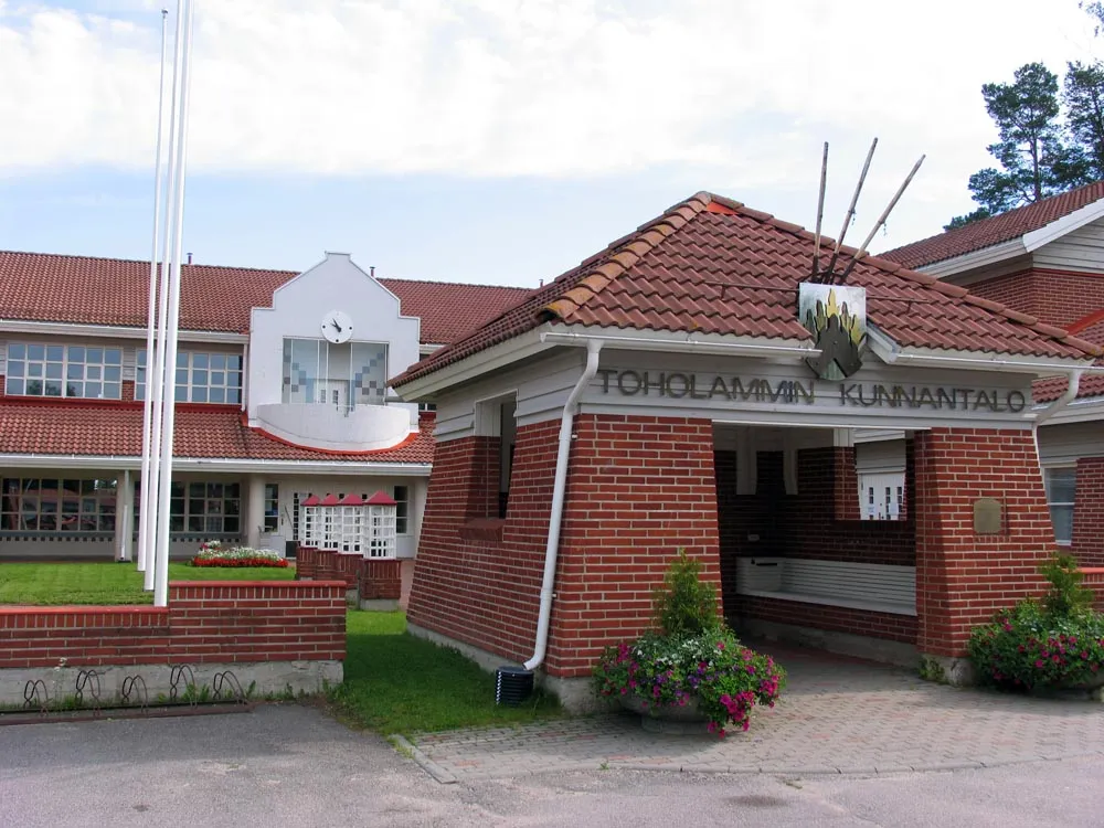 Photo showing: Toholampi municipal office, Toholampi, Finland. Designed by NVÖ architects, built in 1986.