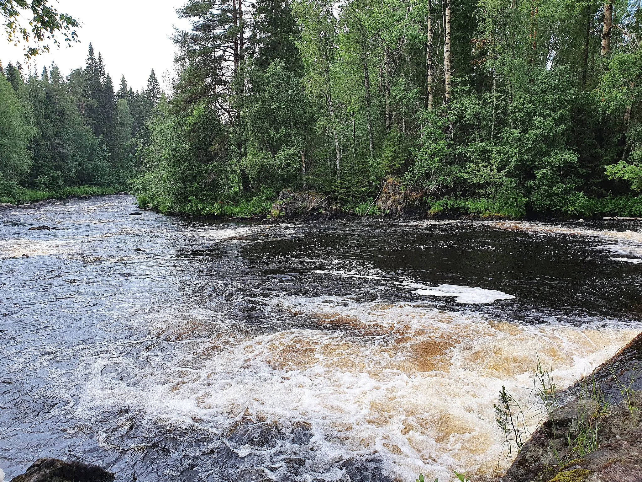 Photo showing: The Kalliuskoski whitewater rapids in the Kiiminkinjoki river in Puolanka, Finland.