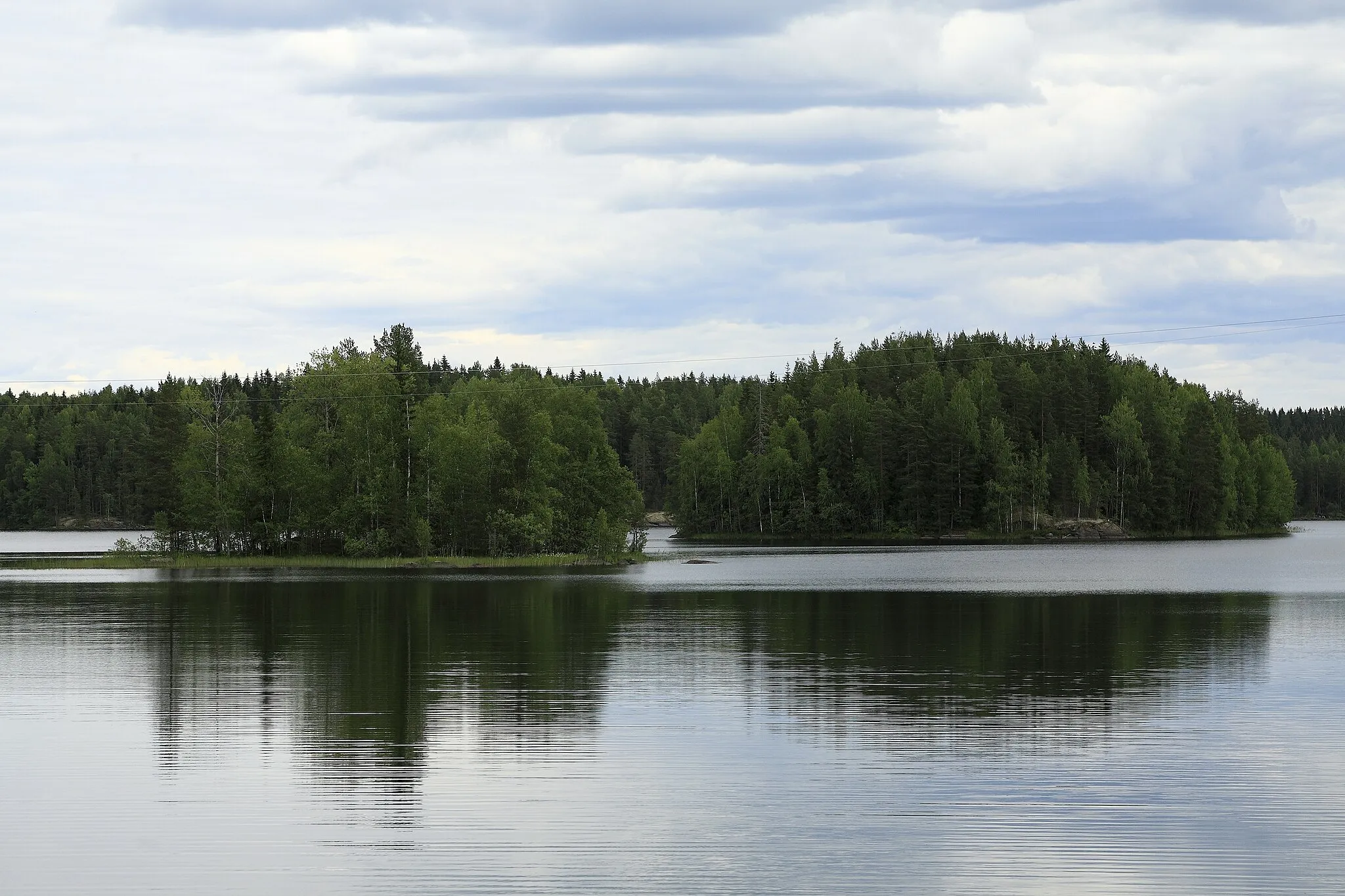 Photo showing: … oder Paunonpohja, vollig sicher scheinen sich die Kartografen bei den Namen der Seen nicht zu sein, von der Brücke zum Myhinjärvi; die größere Insel rechts ist Köllinsaari.