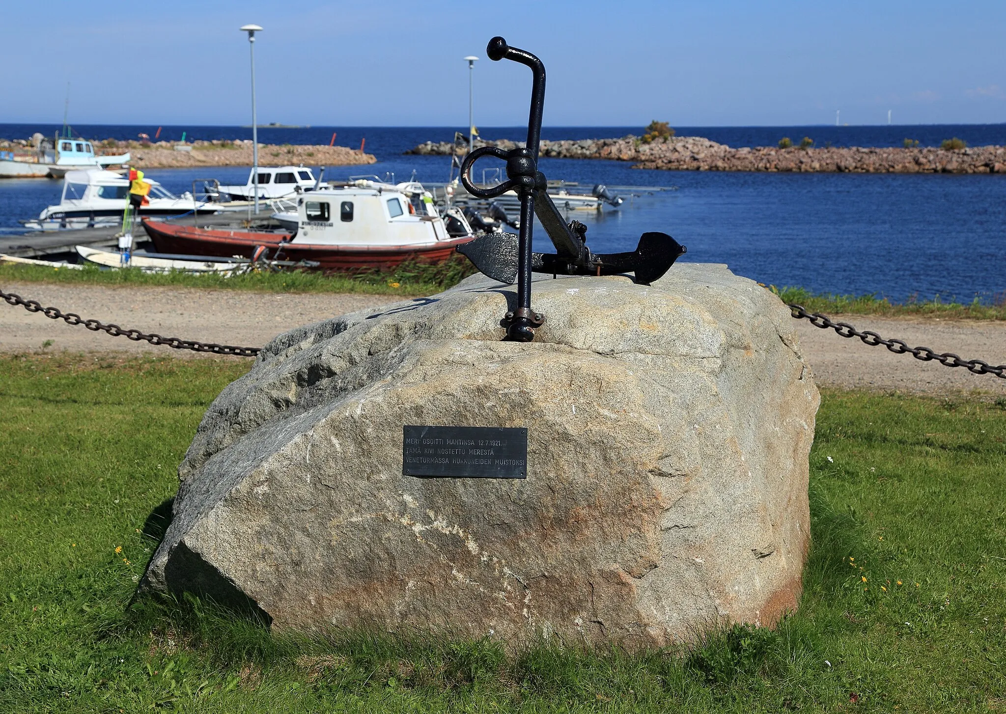 Photo showing: The memorial anchor commemorating the people drowned in an accident on the 12th of July 1921 in Varjakka, Lumijoki.