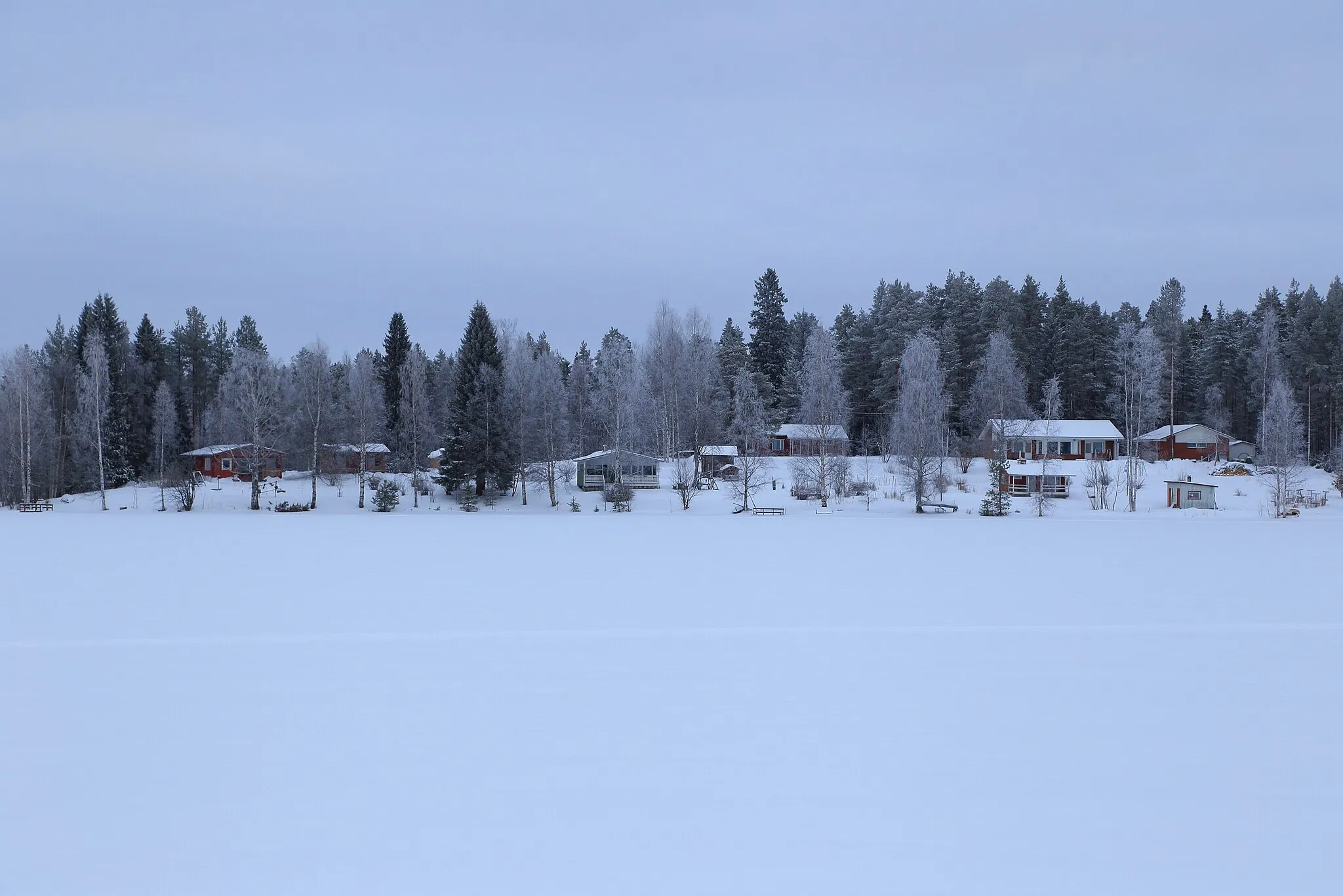 Photo showing: The frozen Loukkojärvi lake in the Hannus district of Oulu, Finland.