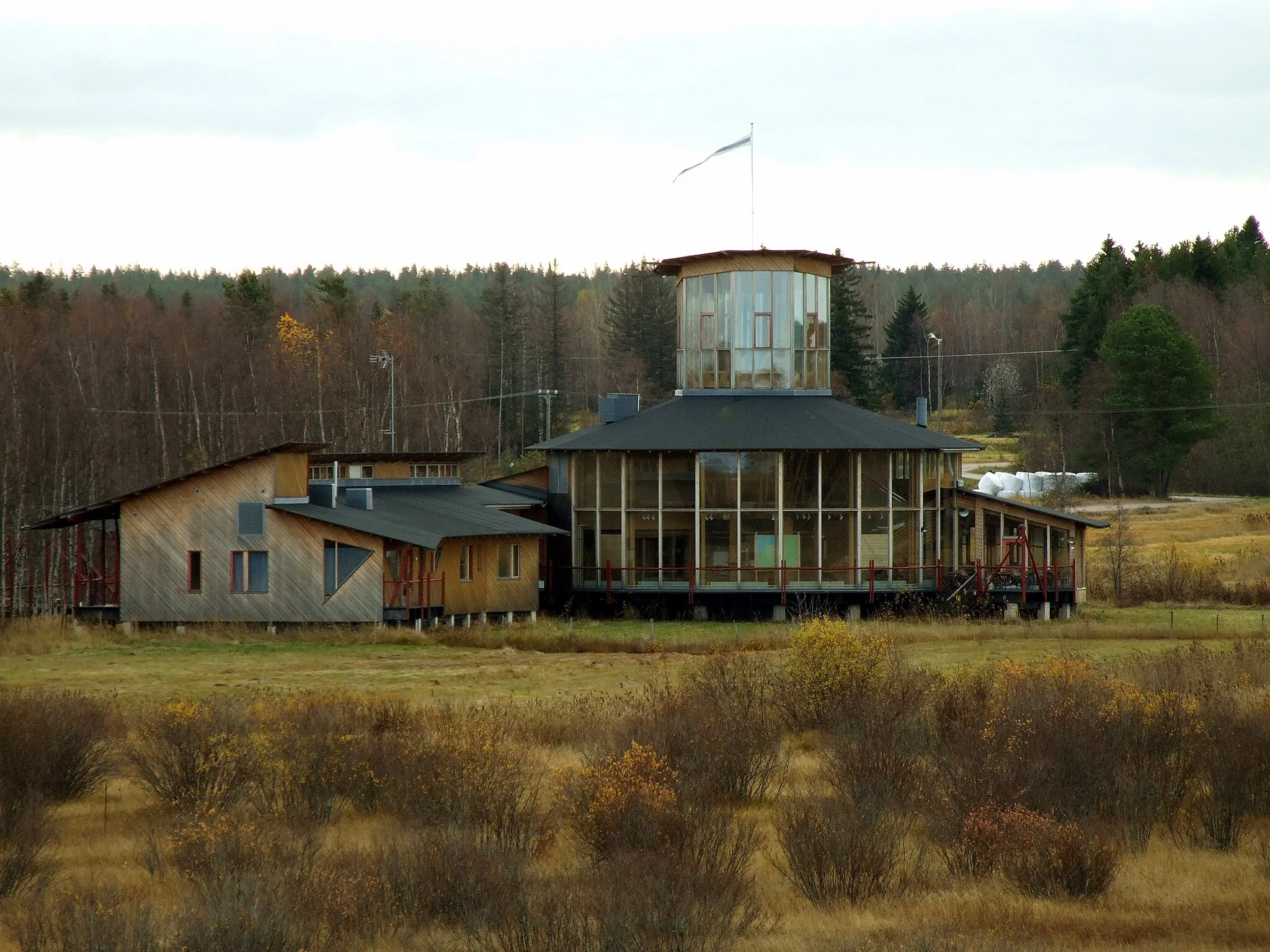 Photo showing: Liminganlahti Visitor Centre at Liminganlahti wetland area. The building was completed in 1998.