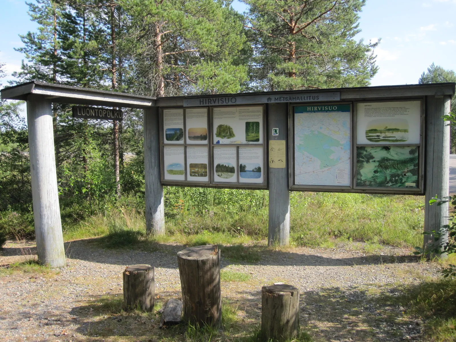 Photo showing: Pudasjärven ja Oulun kaupunkien rajalla, Hirvisuon soidensuojelualueella sijaitseva Hirvisuon luontopolun portti.