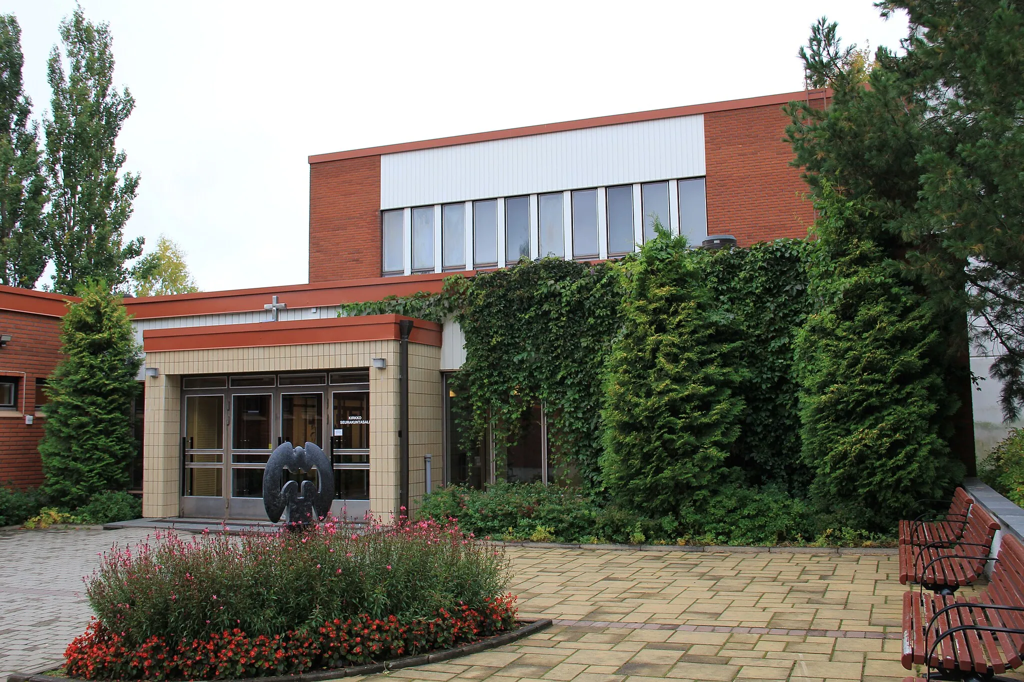 Photo showing: Puijo church, Kuopio, Finland. - Inner yard and main entrance.