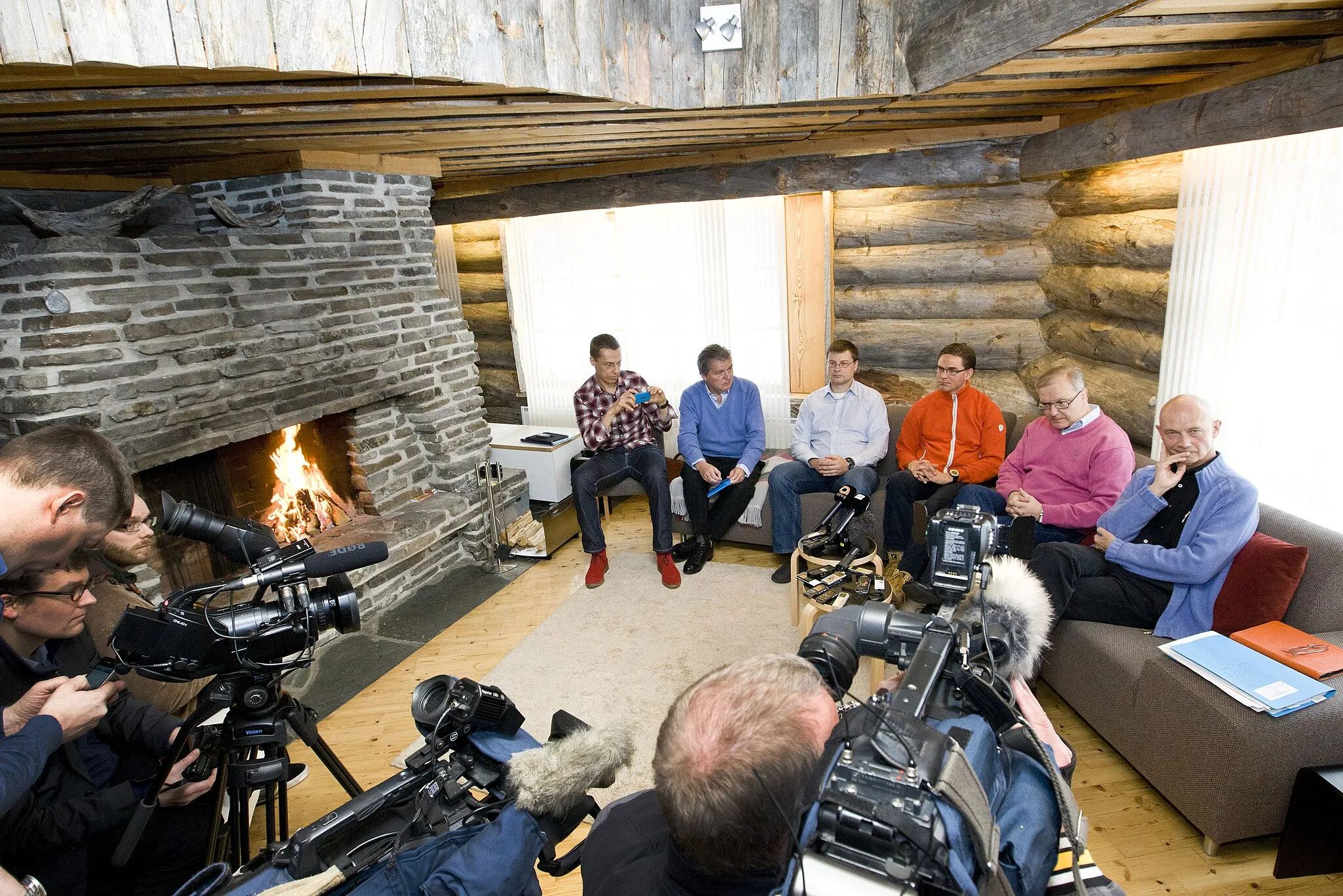 Photo showing: ES valstu un institūciju amatpersonas pēc neformālās sanāksmes atbild uz mediju jautājumiem.

Foto: Eero Kuosmanen