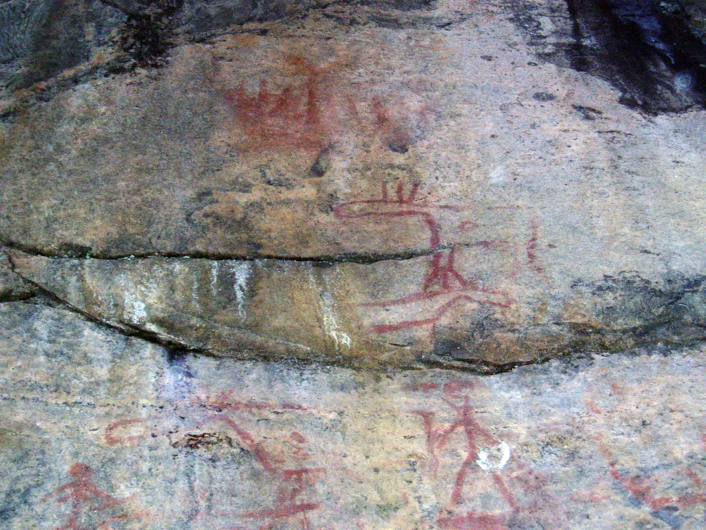 Photo showing: Astuvansalmi prehistoric rock paintings (moose, human figures and a boat) in Ristiina, Finland. Article at the UNESCO World Heritage Centre website: http://whc.unesco.org/en/tentativelists/220/