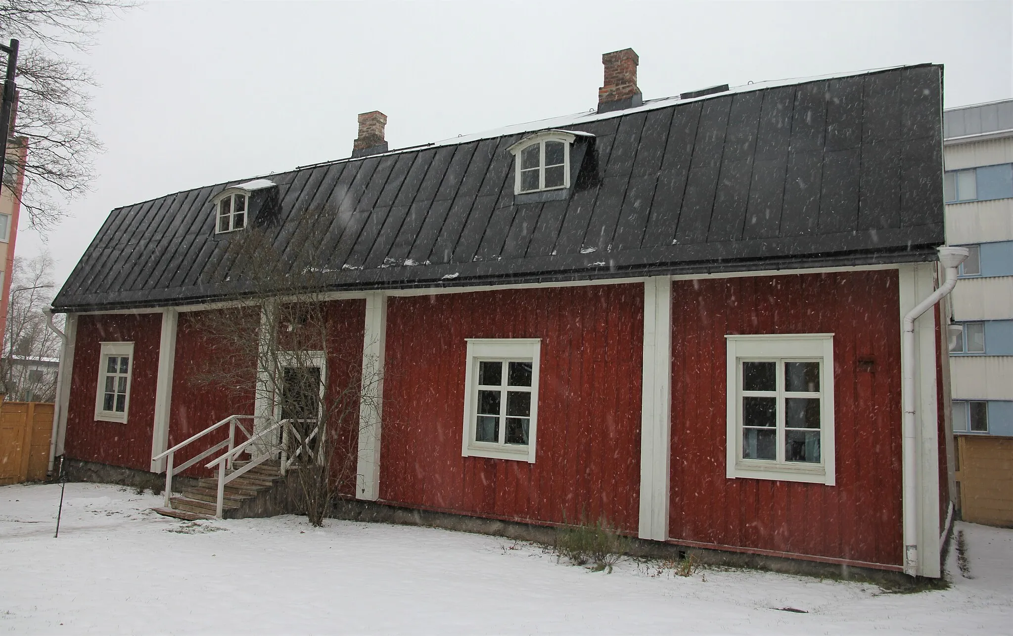 Photo showing: Kuopion korttelimuseon rakennus 11 pitää sisällään apteekkimuseon. Korttelimuseon osoite on Kirkkokatu 22, joka on Kuopion keskustaan kuuluan Väinölänniemen kaupungiinosaa. Kuvauspvm 2.11.2019.